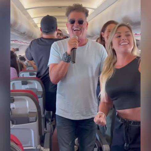 Carlos Vives sorprende a sus fans con concierto durante un vuelo