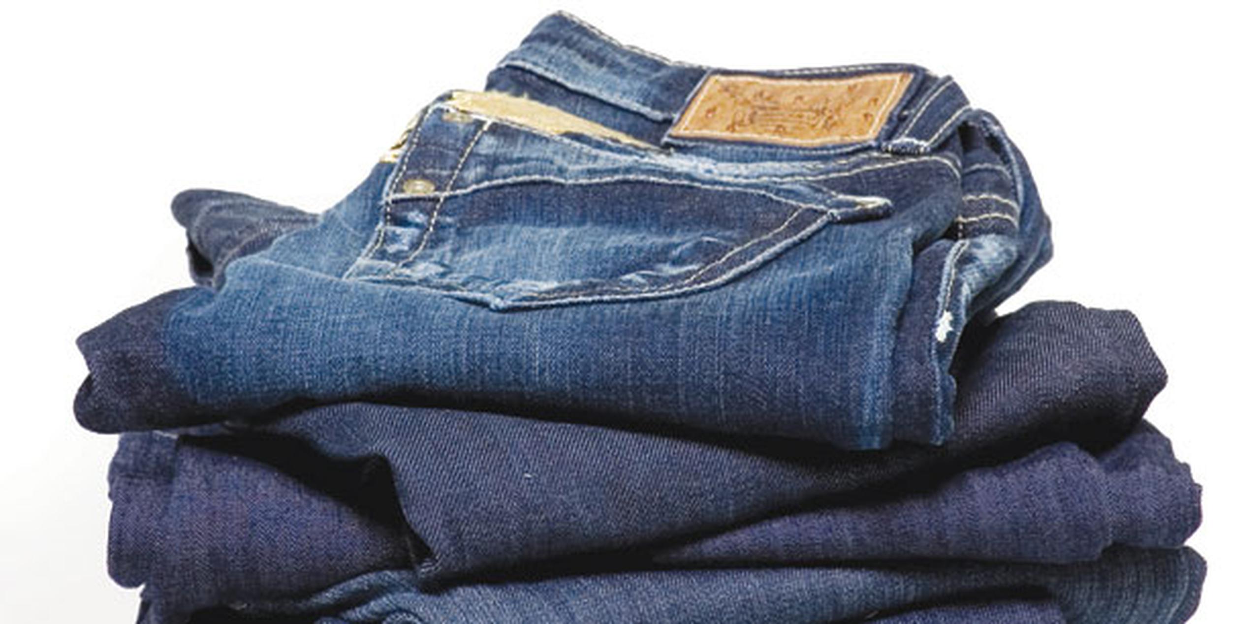 Las ventas de los emblemáticos pantalones tejanos azules bajaron 6% en el último año después de décadas de crecimiento casi constante. (Archivo)