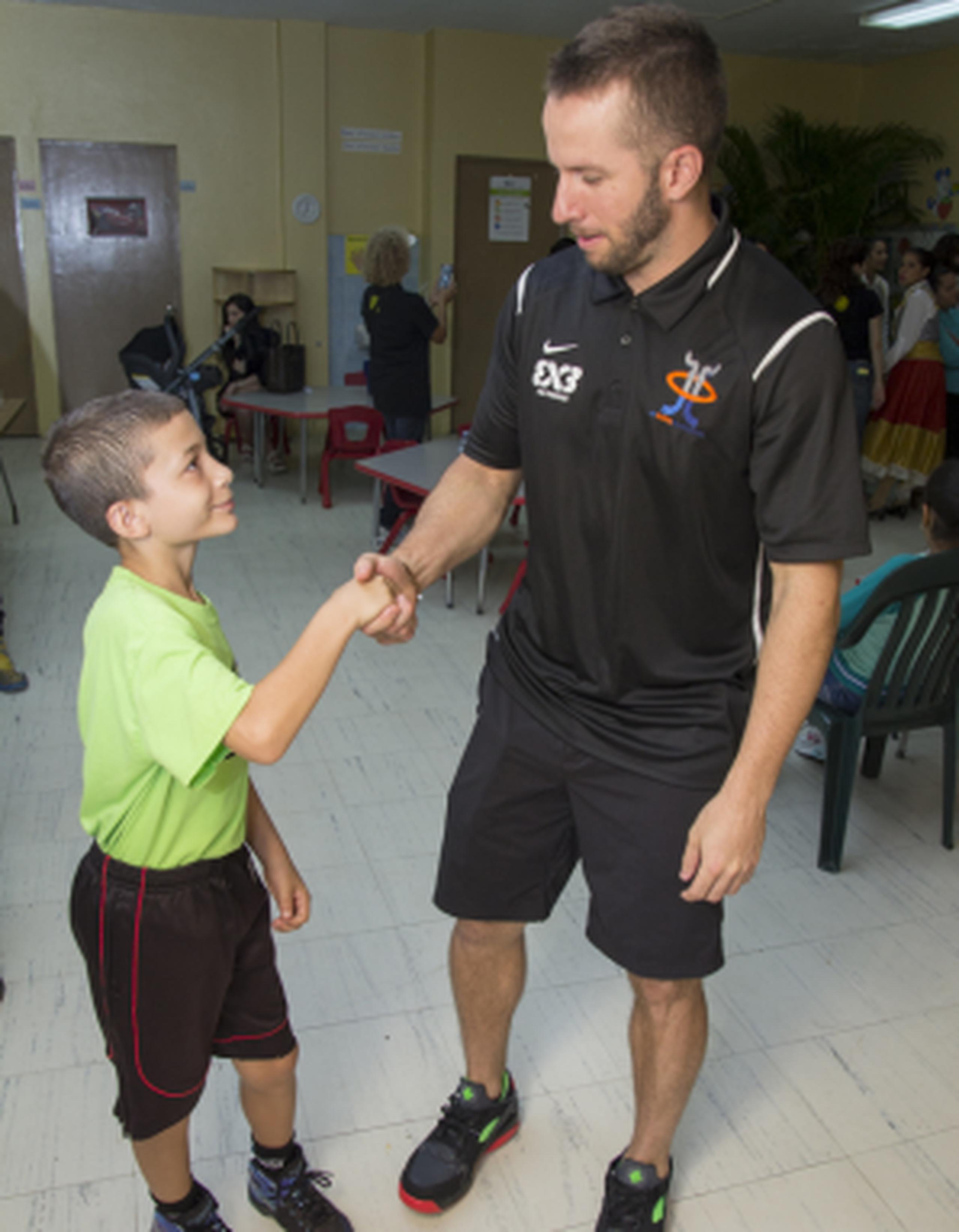El baloncelista José Juan Barea compartió con niños durante la inauguración de la cancha. (Suministrada)