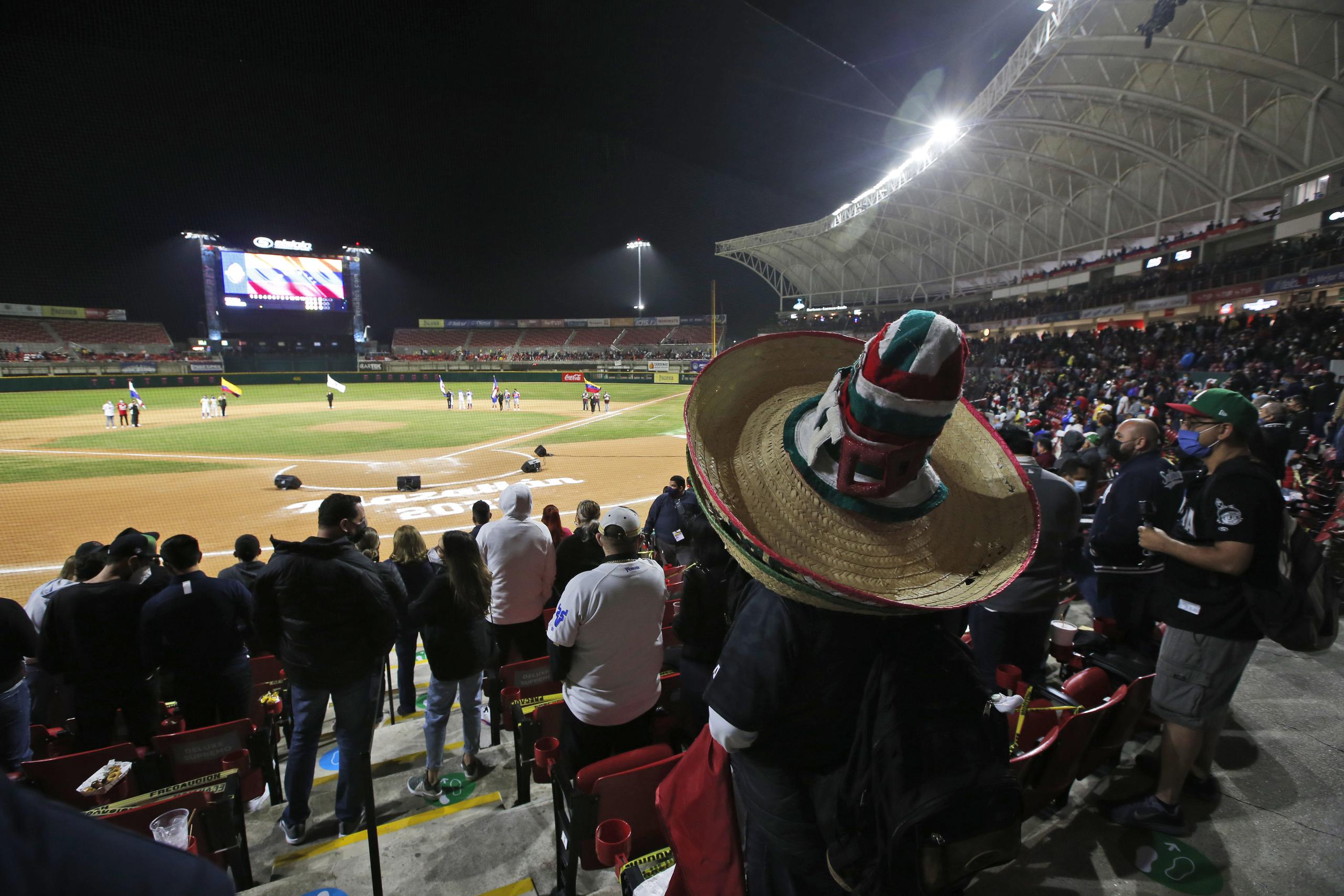 Un fanático de México durante el partido de la Serie del Caribe que se celebró en el estadio Teodoro Marisca, en Mazatlán, México.