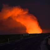 Volcán hace erupción en el suroeste de Islandia y envía lava hacia una población