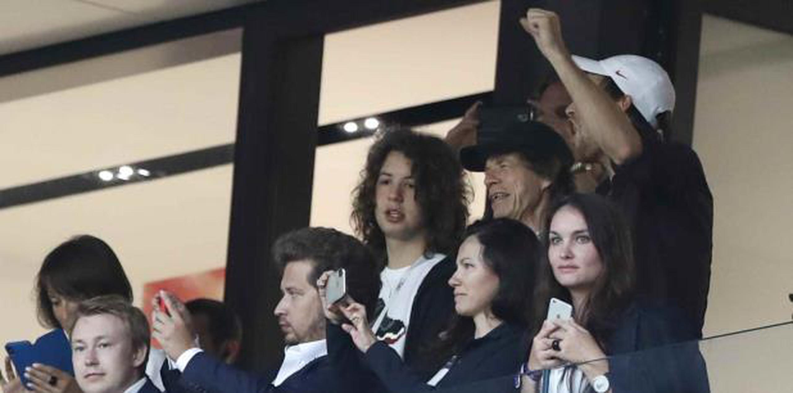 Mick Jagger observa la semifinal de la Copa del Mundo entre Inglaterra y Croacia, el pasado miércoles en el estadio Luzhniki de Moscú. (AP / Alastair Grant)