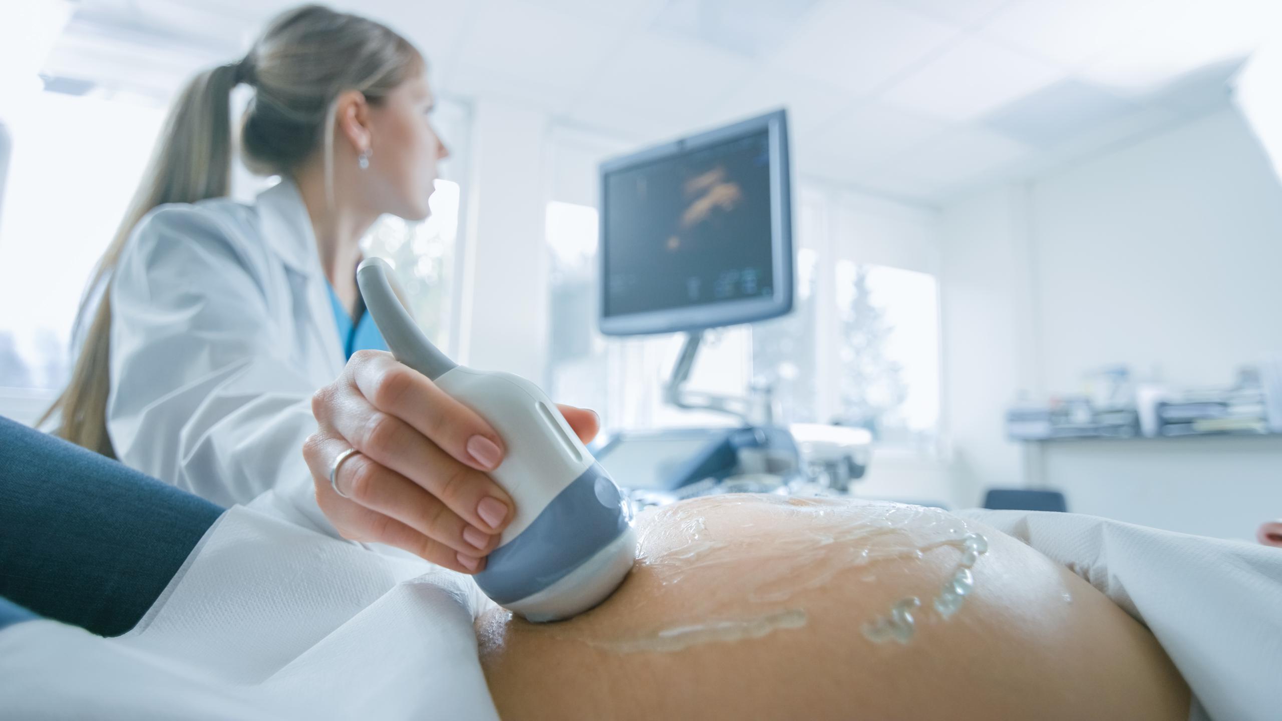 En los últimos dos años, la tasa de mujeres hispanas con complicaciones graves en el parto aumentó un 19 %.