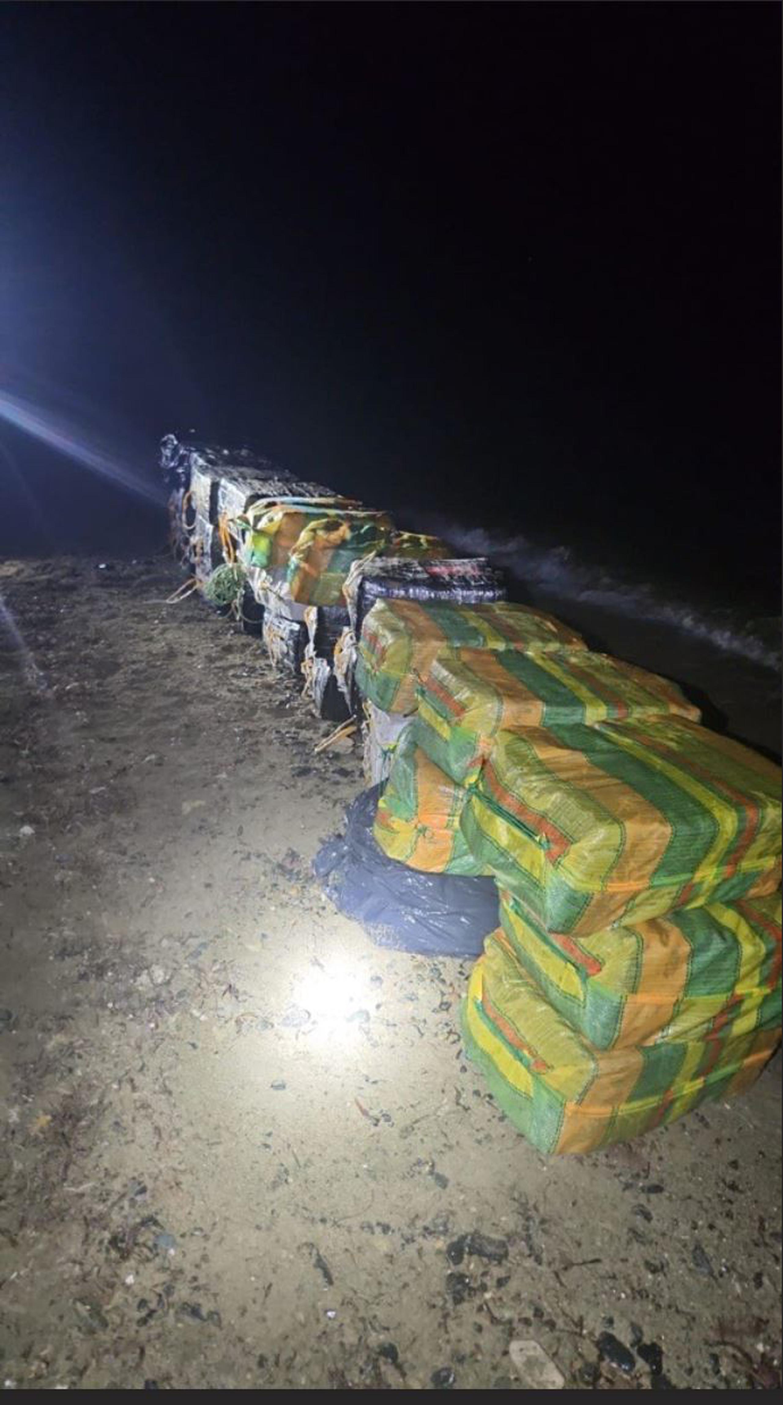 Cargamento de cocaína valorado en unos $35 millones fue ocupado en una yola con tres tripulante tras encallar en la costa de Patillas.
