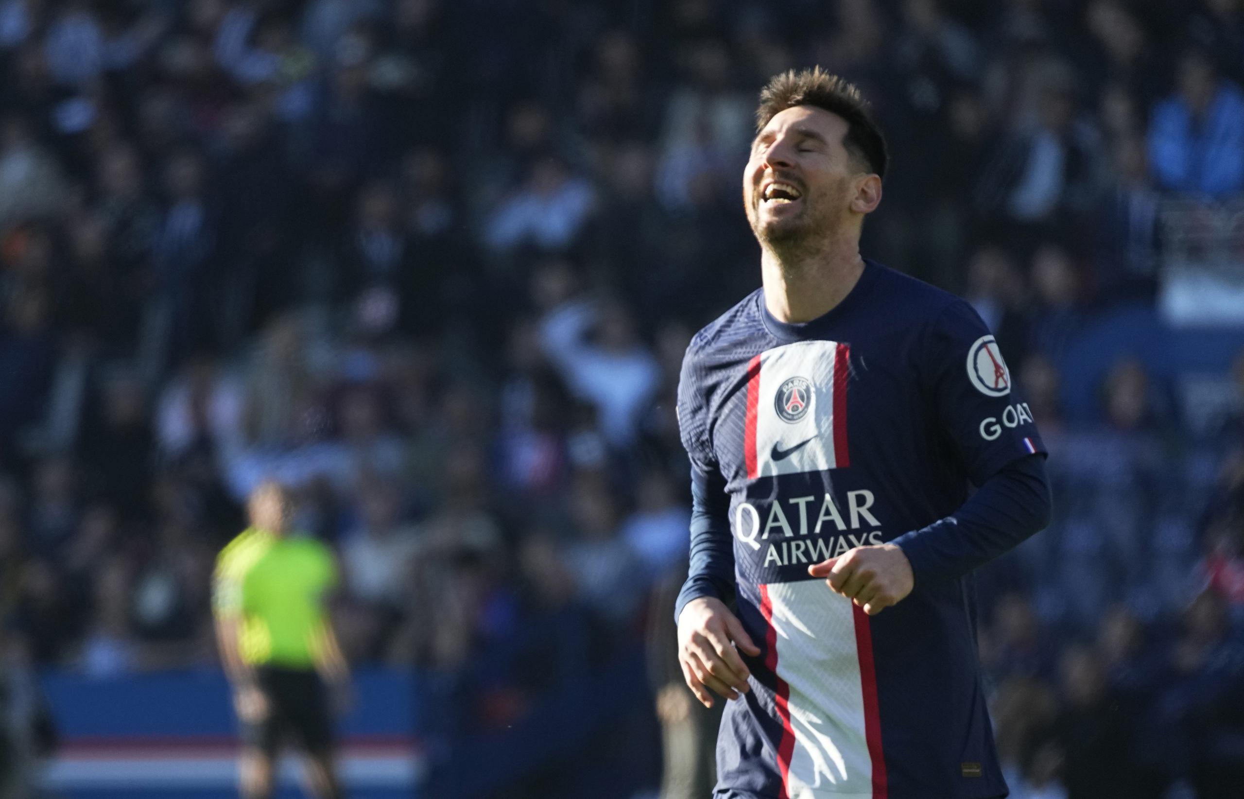 Lionel Messi del PSG reacciona tras desperdiciar una ocasión de gol en el partido contra Auxerre por la liga francesa.