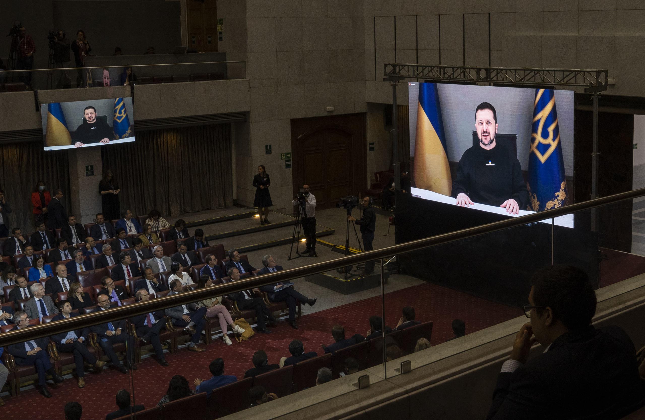 El presidente de Ucrania, Volodymyr Zelensky (en pantalla), habla ante el Congreso Nacional, hoy, en Valparaíso, en Chile. (EFE/ Adriana Thomas)