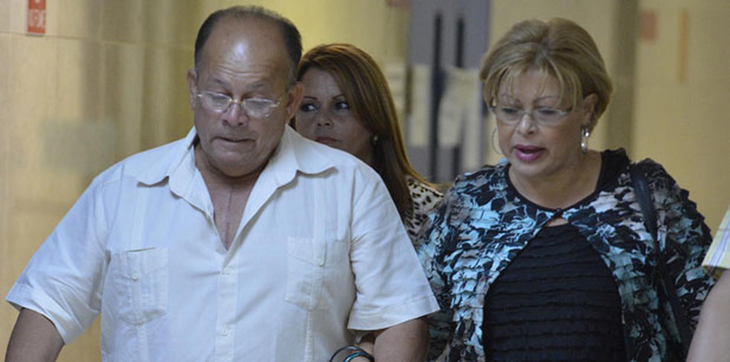 El exsenador Antonio Soto y su esposa Agnes López Díaz salieron tranquilos de la sala 605 del Tribunal de San Juan. (Archivo)