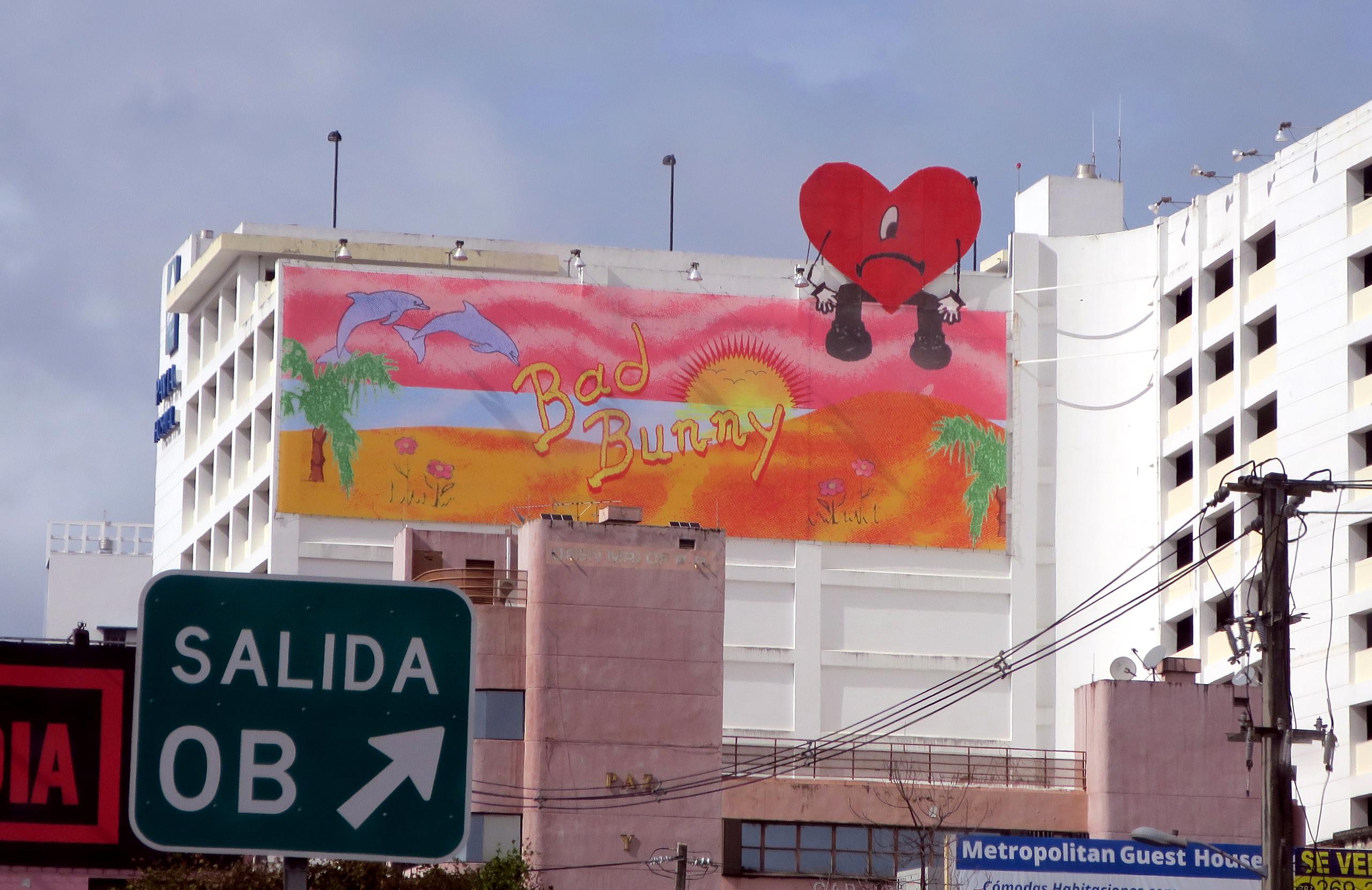 Vista de una valla publicitaria del más reciente disco de Bad Bunny, "Un Verano Sin Ti", el 13 de julio de 2022 en un edificio en San Juan (Puerto Rico). EFE/Jorge Muñiz
