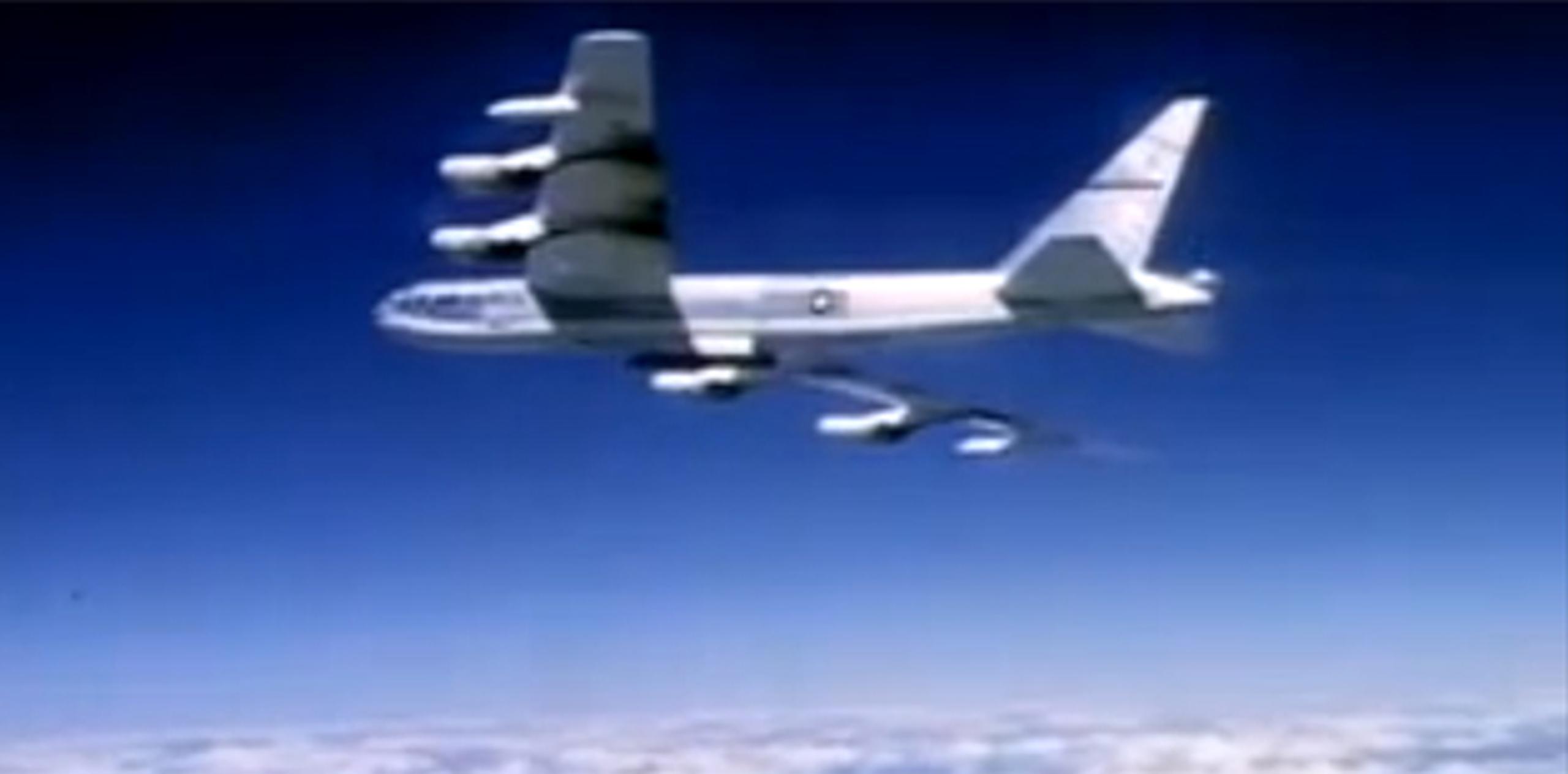 Bombardero B-52 volaron con una ruta de sur a norte, y de norte a sur, a 124 millas al este de las disputadas islas. (YouTube)