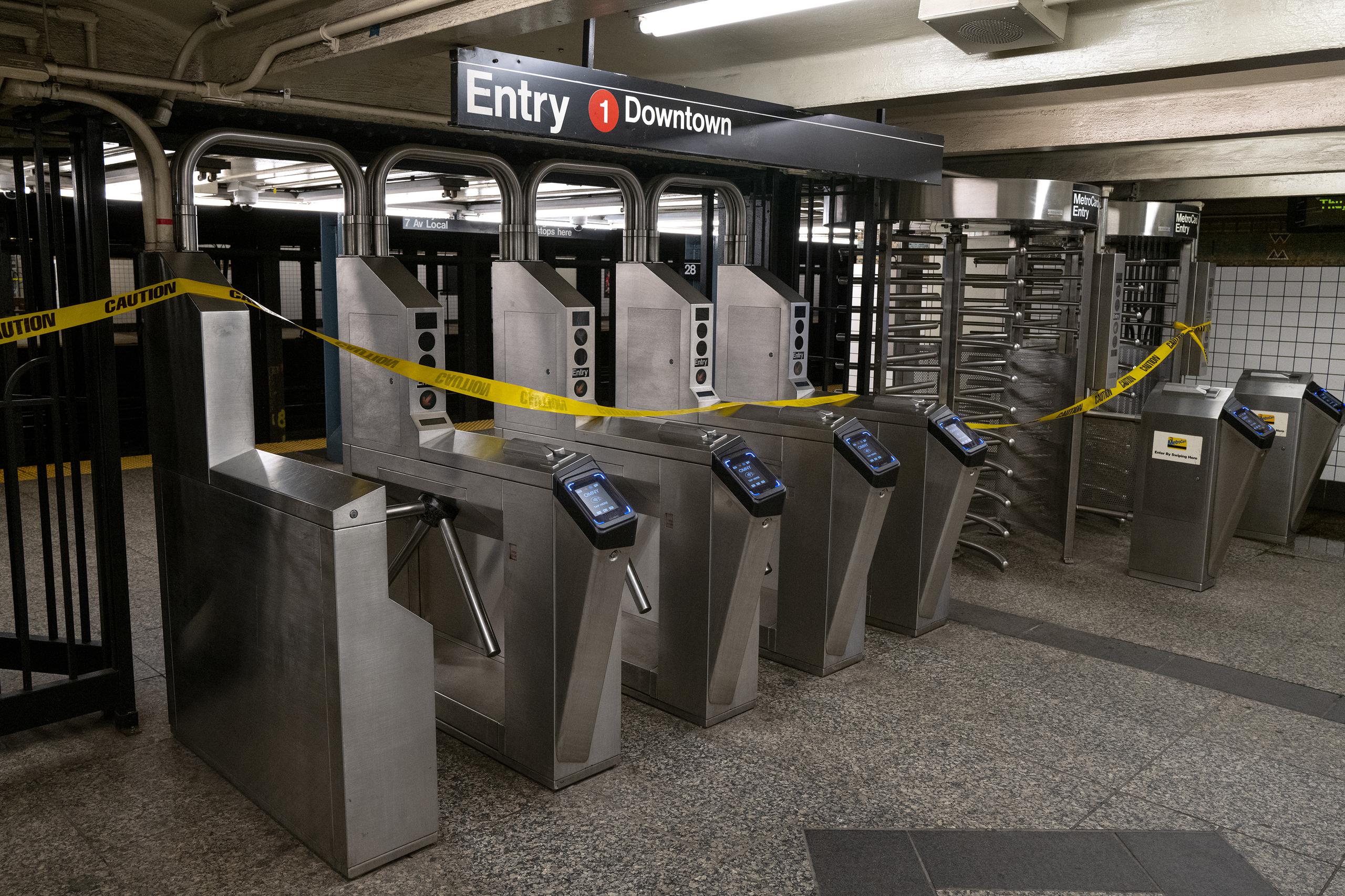 Una estación del Subway en Nueva York cerrada debido a las inundaciones que provocaron los remanentes del huracán Ida.