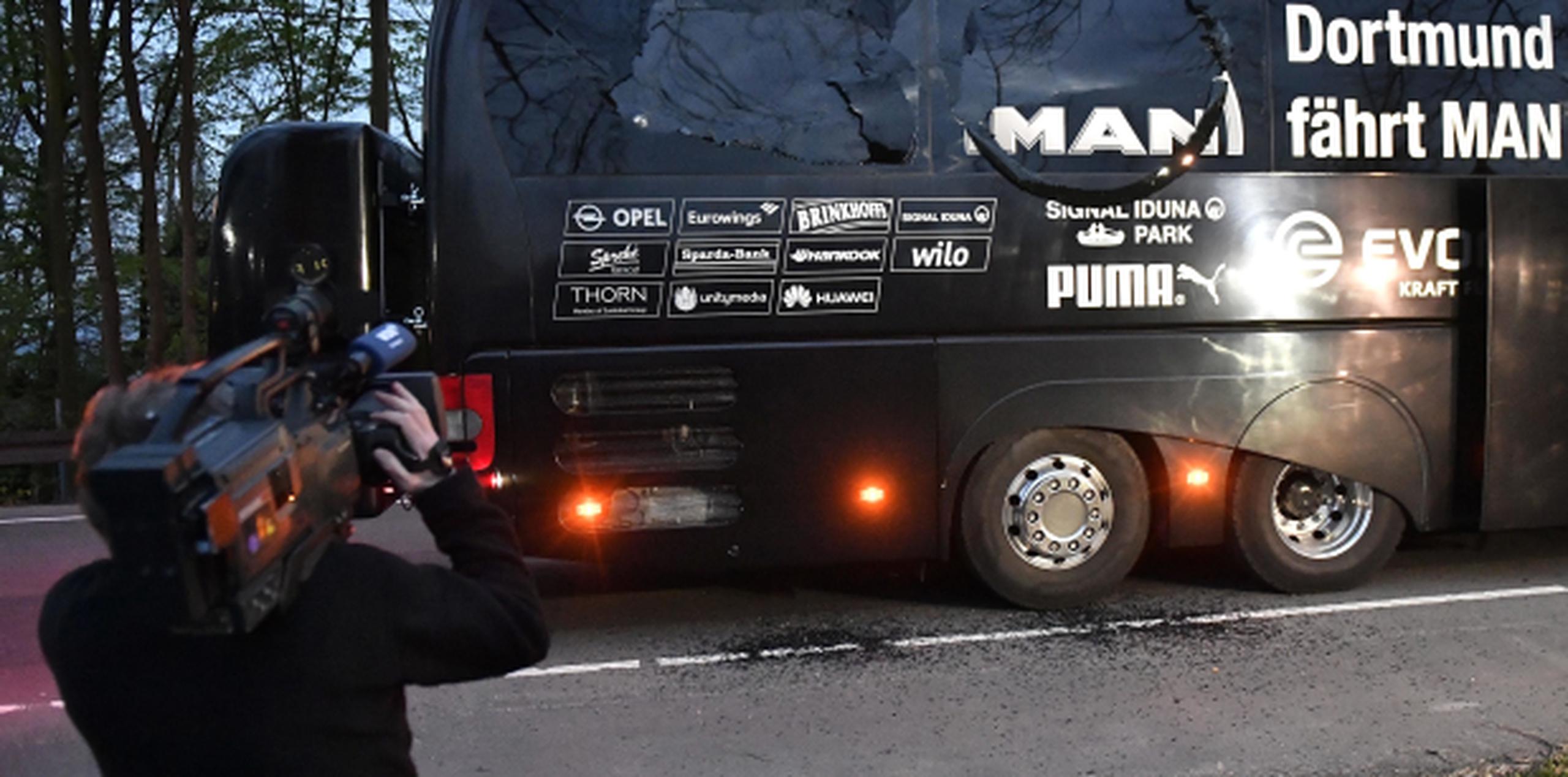 La explosión dejó un futbolista herido, y daños a una ventana del autobús. (AP/Martin Meissner)