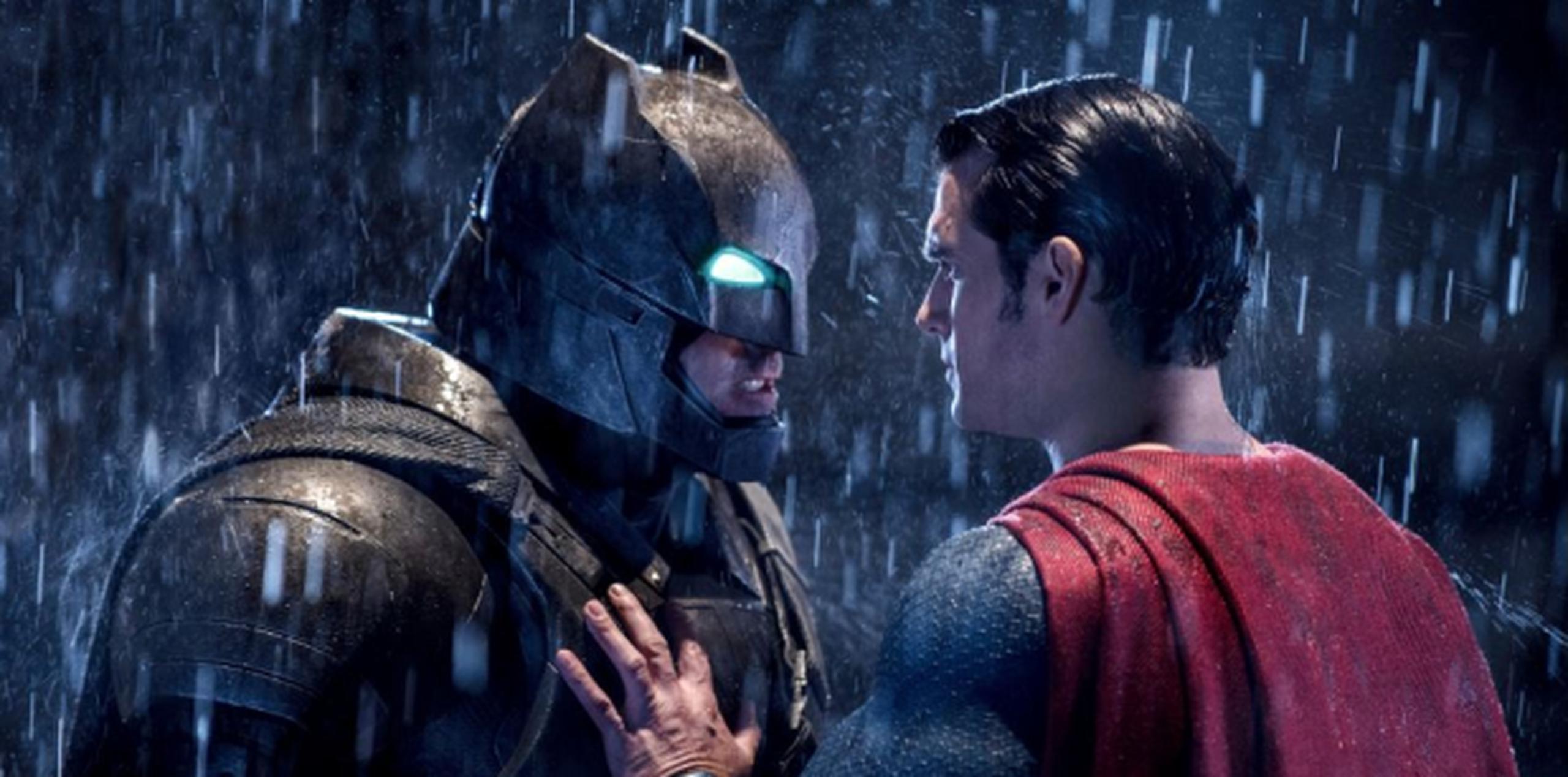 "Batman v Superman: Dawn of Justice", dirigida por Zack Snyder, consiguió premios que incluyeron peor nueva versión, peor guion y peor par de actores: para Affleck y Cavill. (AP)