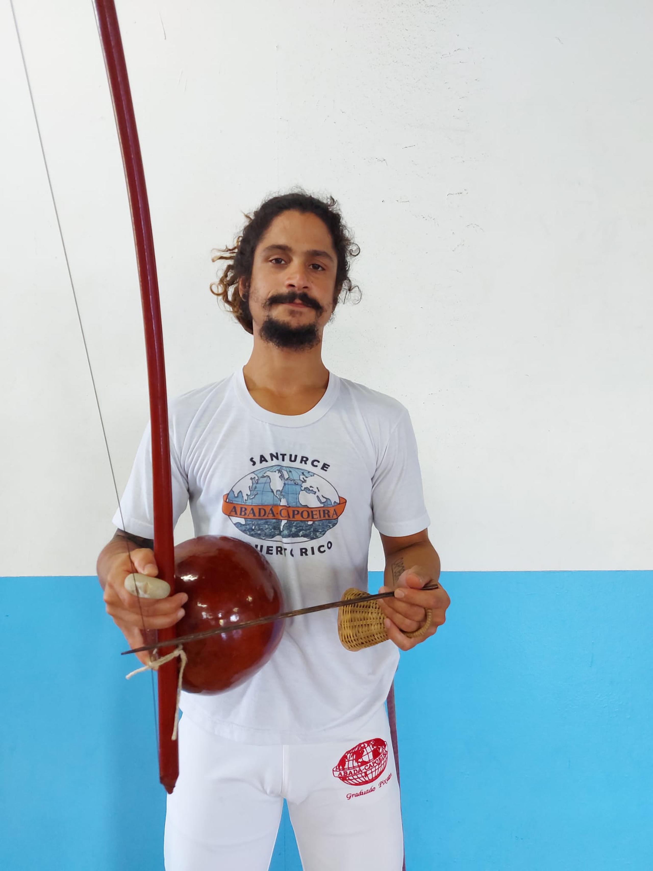 Geraldo Guzmán terminó en cuarto lugar de berimbau, instrumento que se usa para la práctica de este arte marcial.