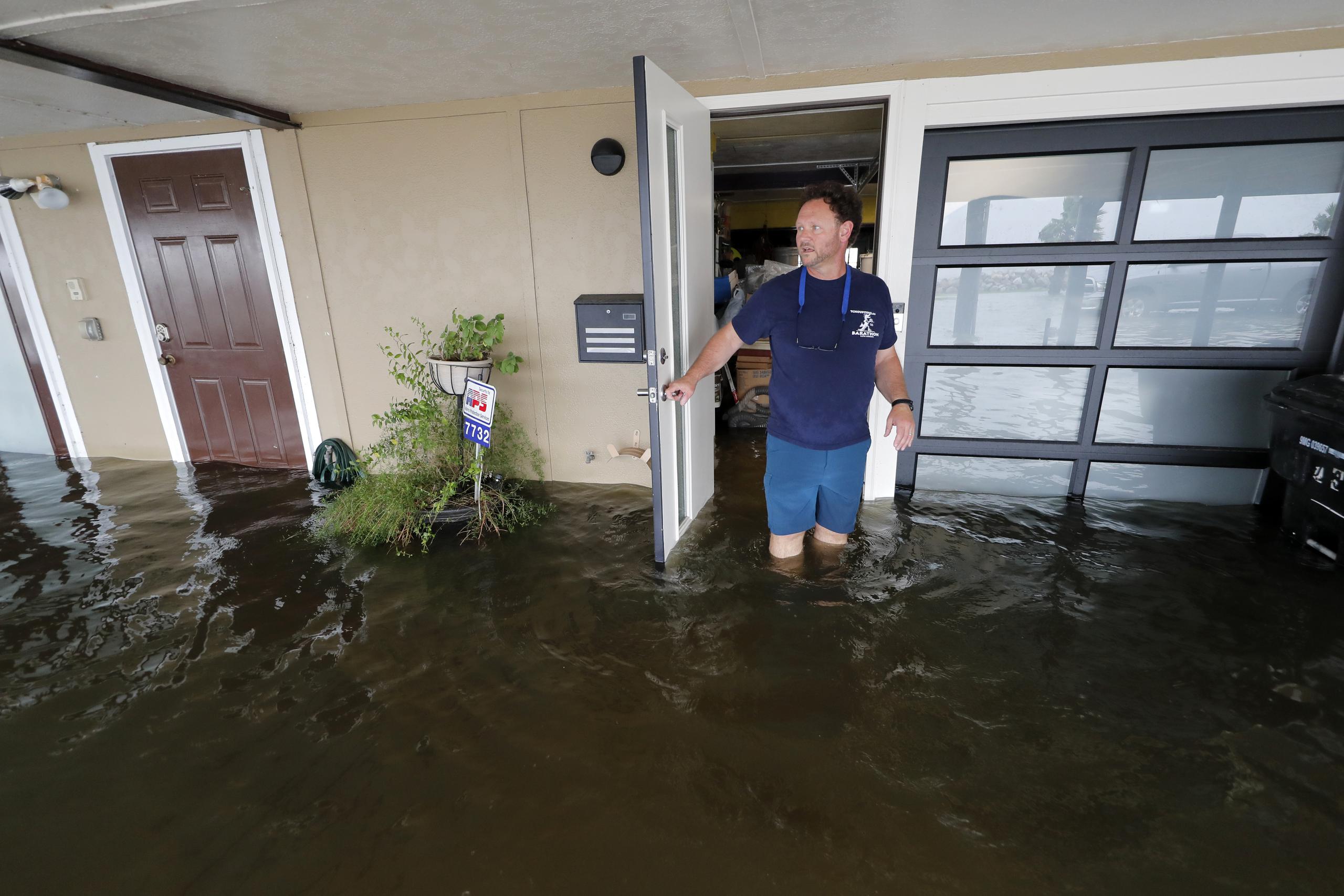 Rudy Horvath en su casa inundada por los efectos de Cristóbal el pasado domingo en Nueva Orleans.