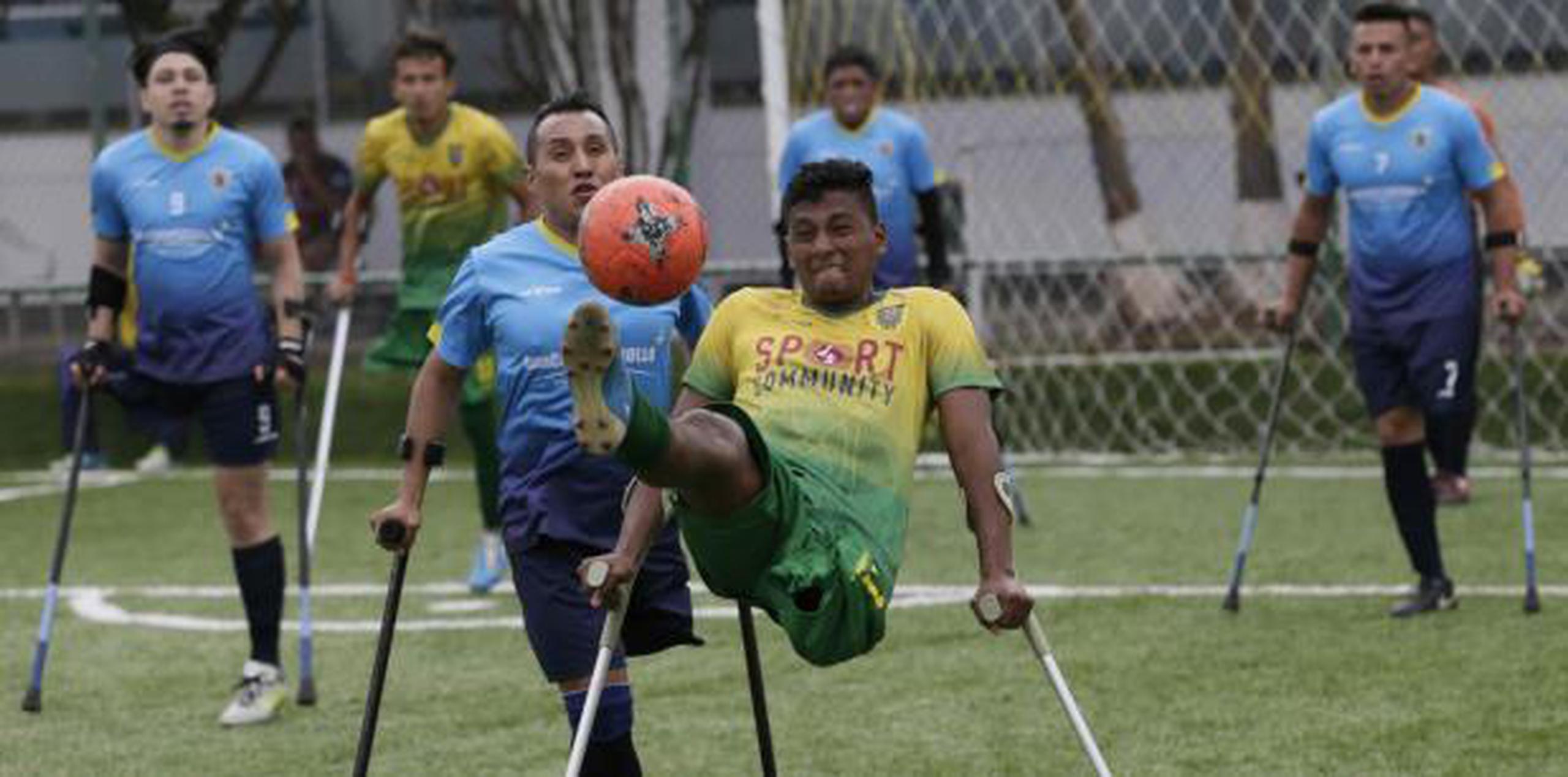 El equipo El Empalme controla el balón junto a Wilson Tianga, del equipo Android, durante la final del torneo nacional de fútbol para jugadores con miembros amputados, en Quito, Ecuador. (AP / Dolores Ochoa)