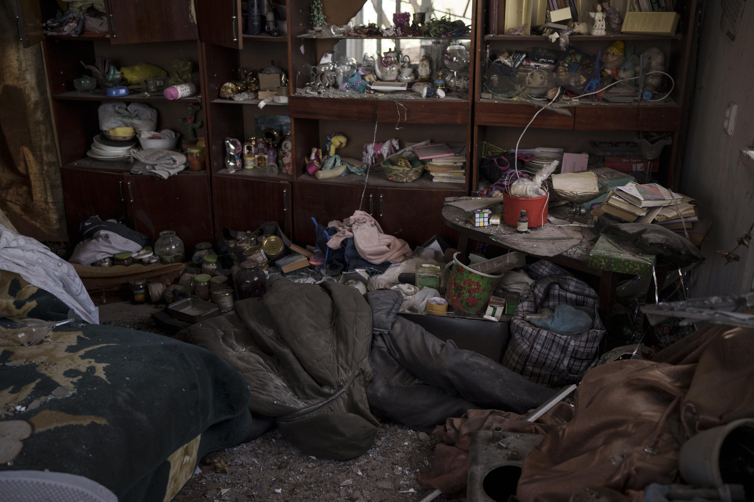 El cuerpo de un civil yace en un apartamento de uno de los edificios bombardeados por Rusia en Járkiv, Ucrania