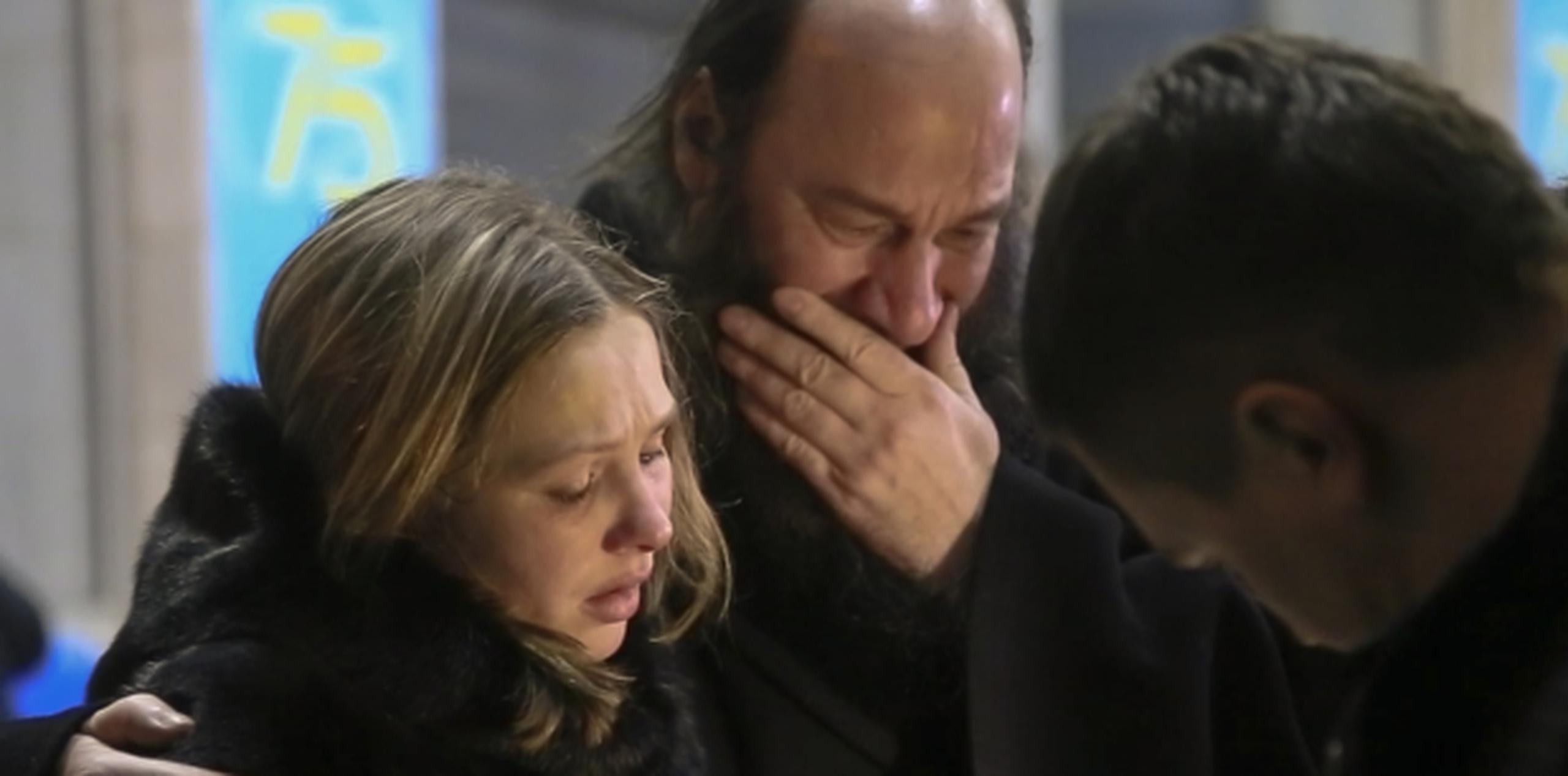 Familiares de las víctimas buscan consolarse tras el accidente. (AP)