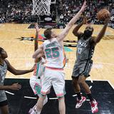 Con triple doble, Harden lleva a los Nets al triunfo sobre los Spurs 