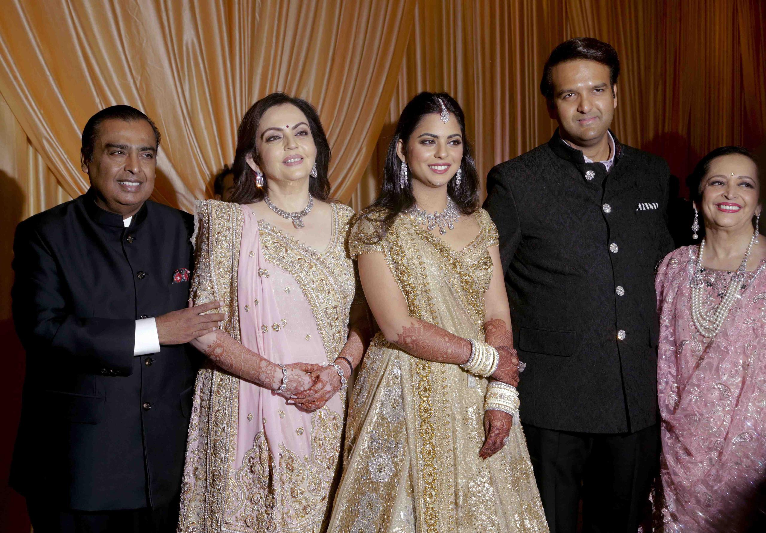 De izquierda a derecha Mukesh Ambani, Neeta Ambani, Isha Ambani, Anand Pirama y Swati Piramal. (AP / Rajanish Kakade)