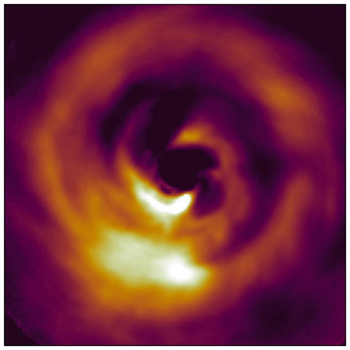Imagen de la estrella AB Aurigae observada por el telescopio japonés Subaru. Su exoplaneta -llamado AB Aurigae b- se está formando a una gran distancia de la estrella. EFE/T. Currie/Telescopio Subaru/Foto cedida
