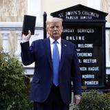 Líderes religiosos rechazan que Trump use la iglesia y la biblia como un acto político