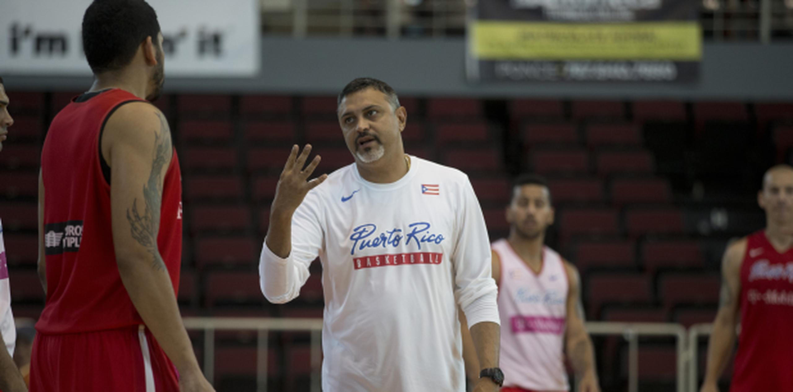 Eddie Casiano da unas direcciones durante una práctica del Equipo Nacional en Ponce. (Archivo)