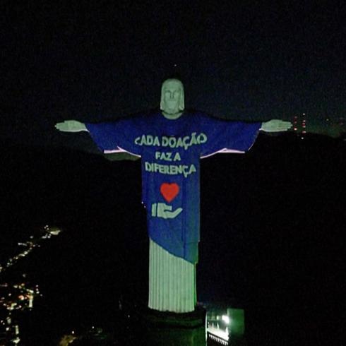 Cristo Redentor se ilumina pidiendo ayuda para Brasil