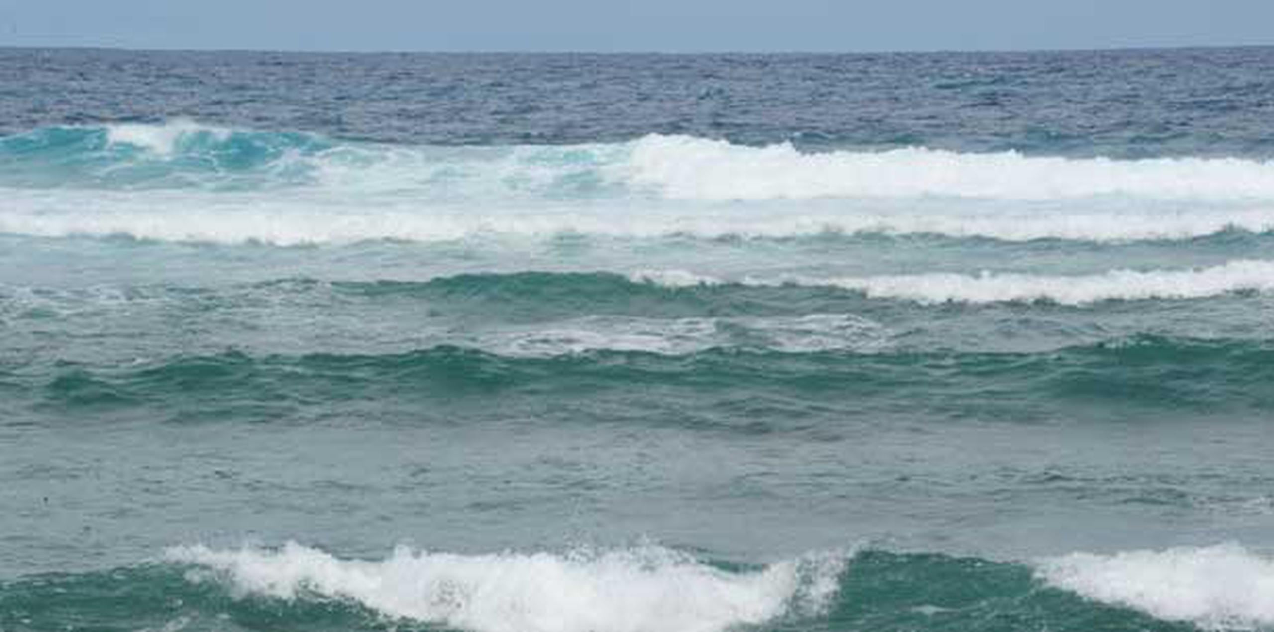 Se recomienda ejercer precaución a los bañistas en la costa del Atlántico por las peligrosas corrientes de resacas. (Archivo)