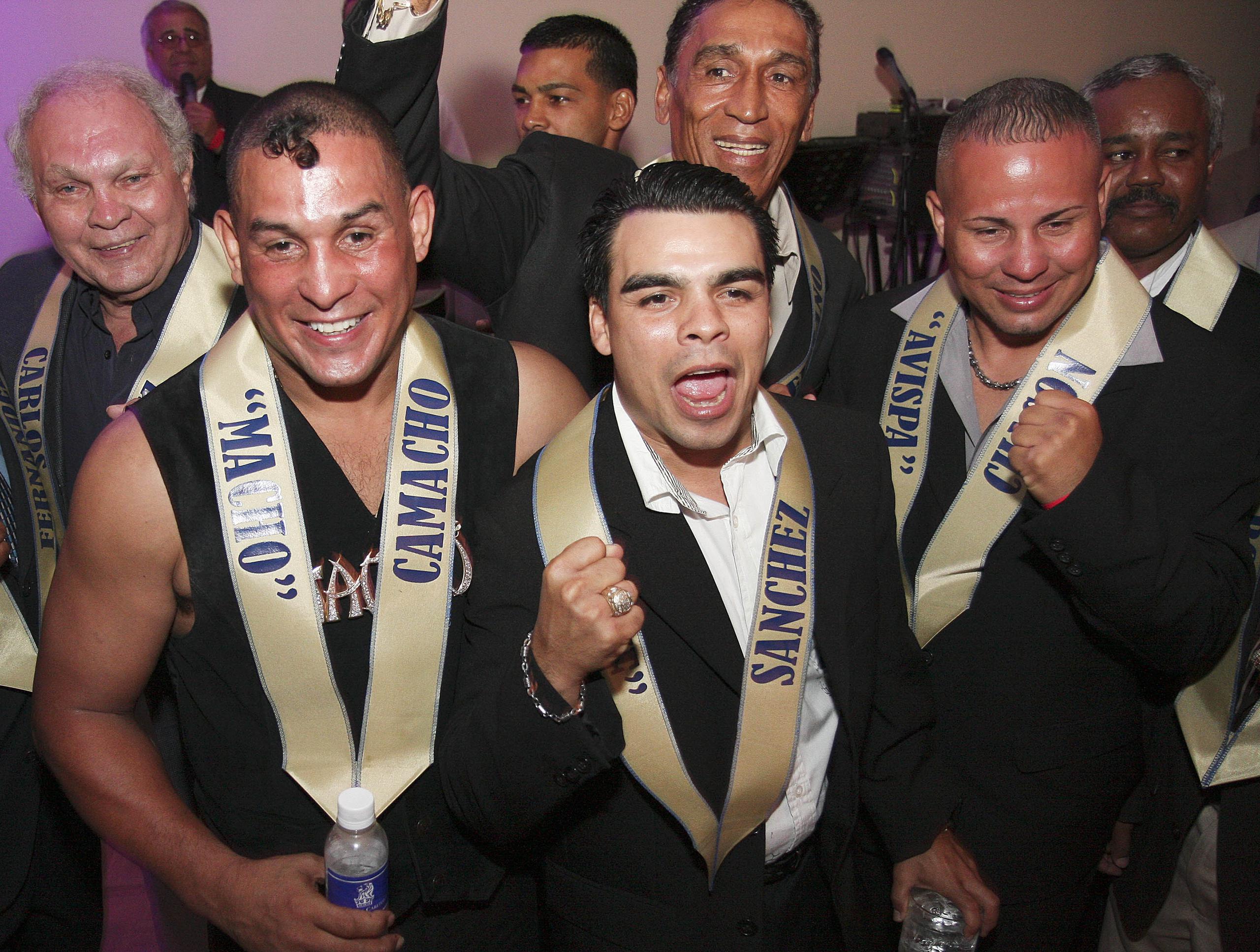 En esta otra foto aparece Carlos Ortiz junto a Alex 'El Nene' Sánchez, Macho Camacho, Samuel Serrano y Angel 'La Avispa' Chacon en un junte de exampeones boricuas realizado en el 2009.