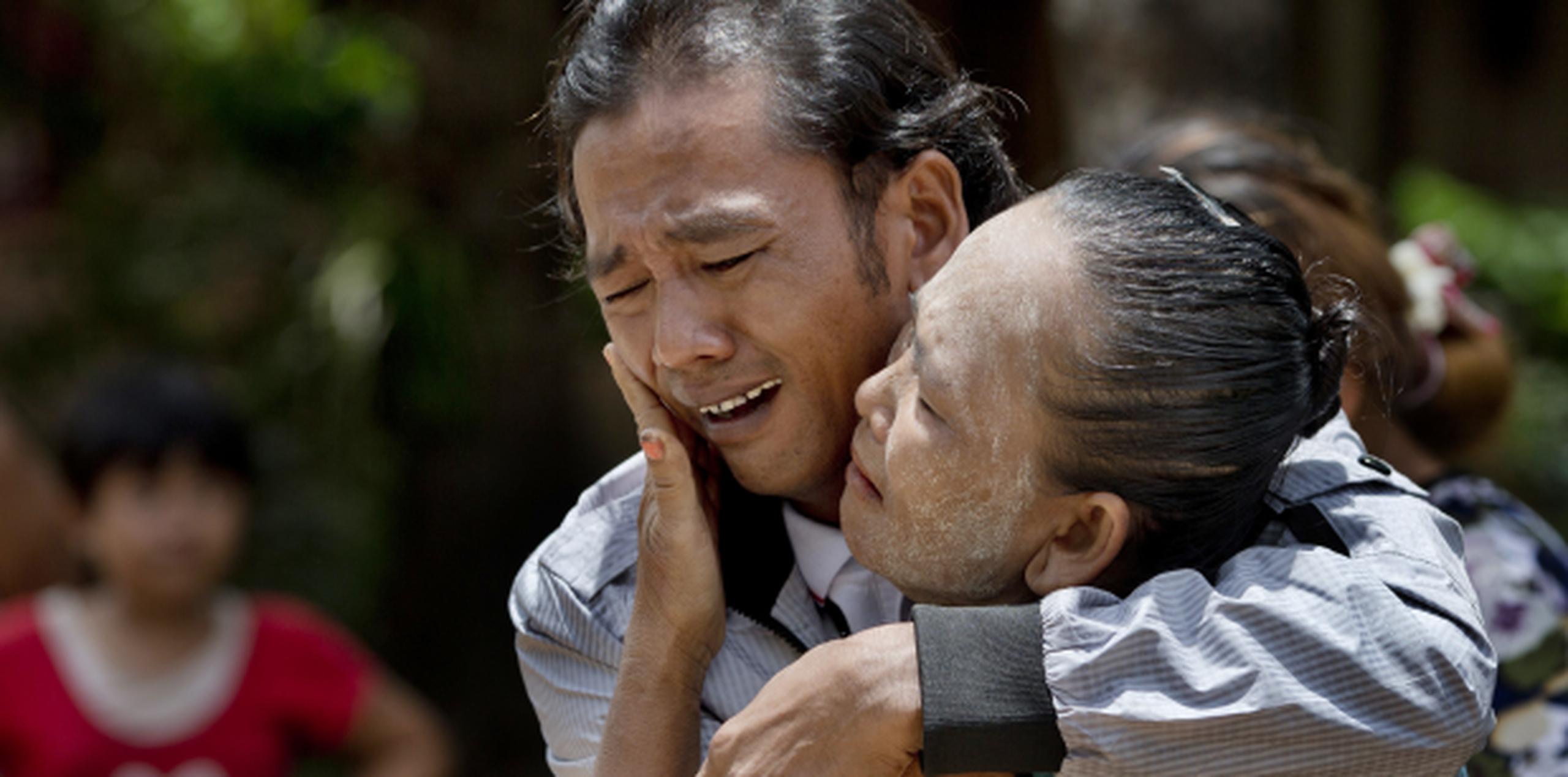 En mayo de 2015, Myint se derrumbó en brazos de su madre tras su liberación, poniendo fin a 22 años de separación luego de ser llevado a Indonesia y de ser golpeado casi hasta la muerte. (AP)