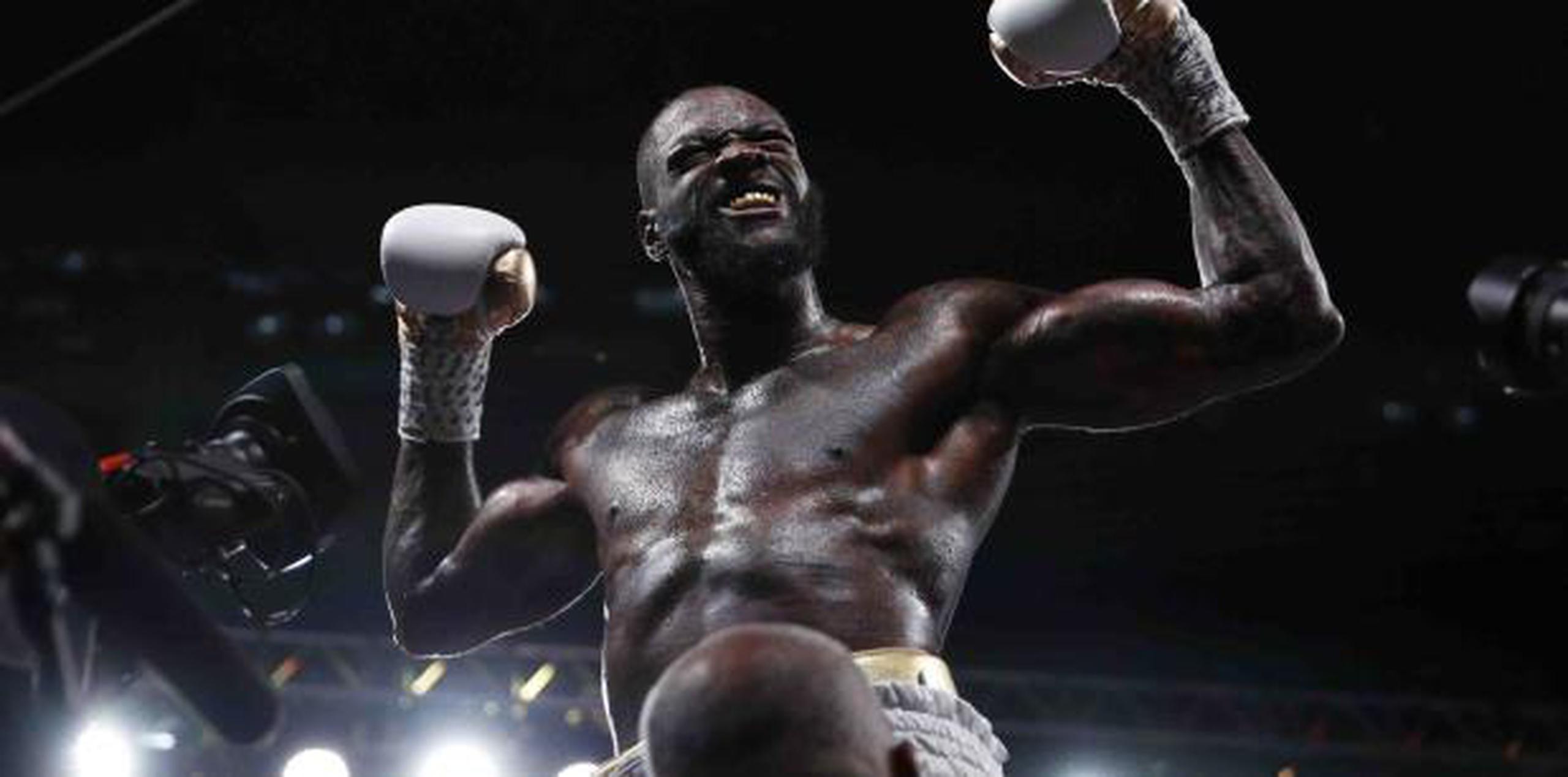 Wilder celebra tras retener la corona de los pesos pesados avalada por el Consejo Mundial de Boxeo. (AP)