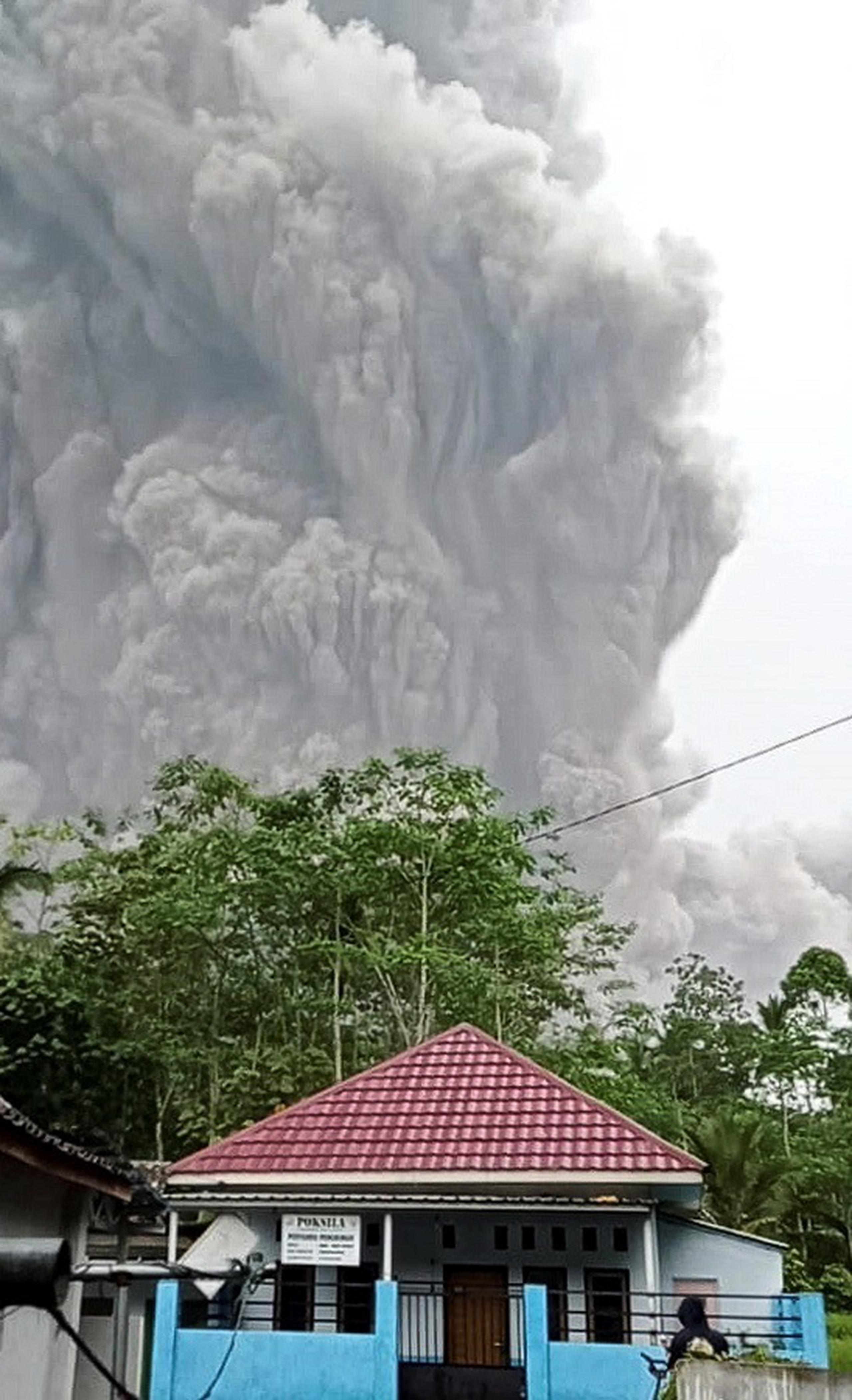 La televisión mostraba la gente corriendo presa del pánico bajo una enorme nube de ceniza, con la cara mojada por la lluvia mezclada con polvo volcánico.