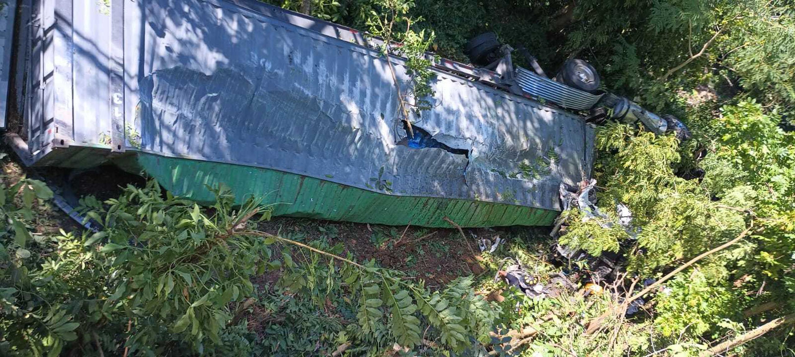 Camión que cayó de un puente en la salida del expreso 52 de Caguas a Montehiedra el viernes, 15 de septiembre de 2023.