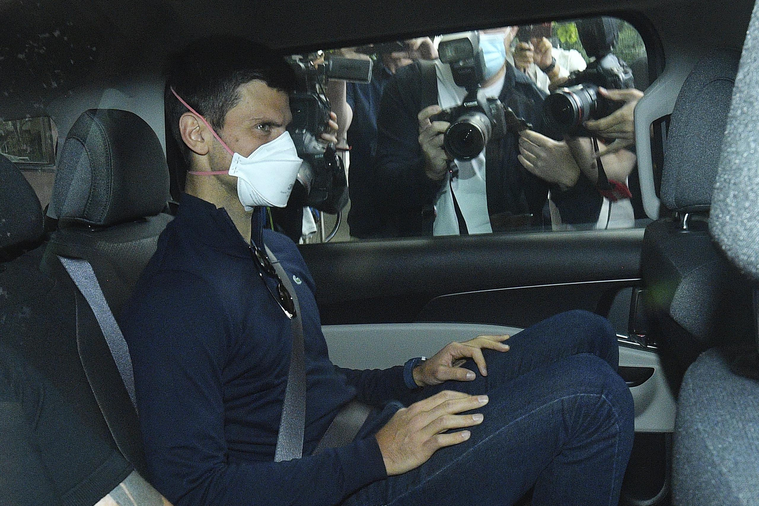 El tenista serbio Novak Djokovic es retirado en un vehículo de un centro de detención del gobierno, antes de asistir a una audiencia judicial en la oficina de sus abogados.