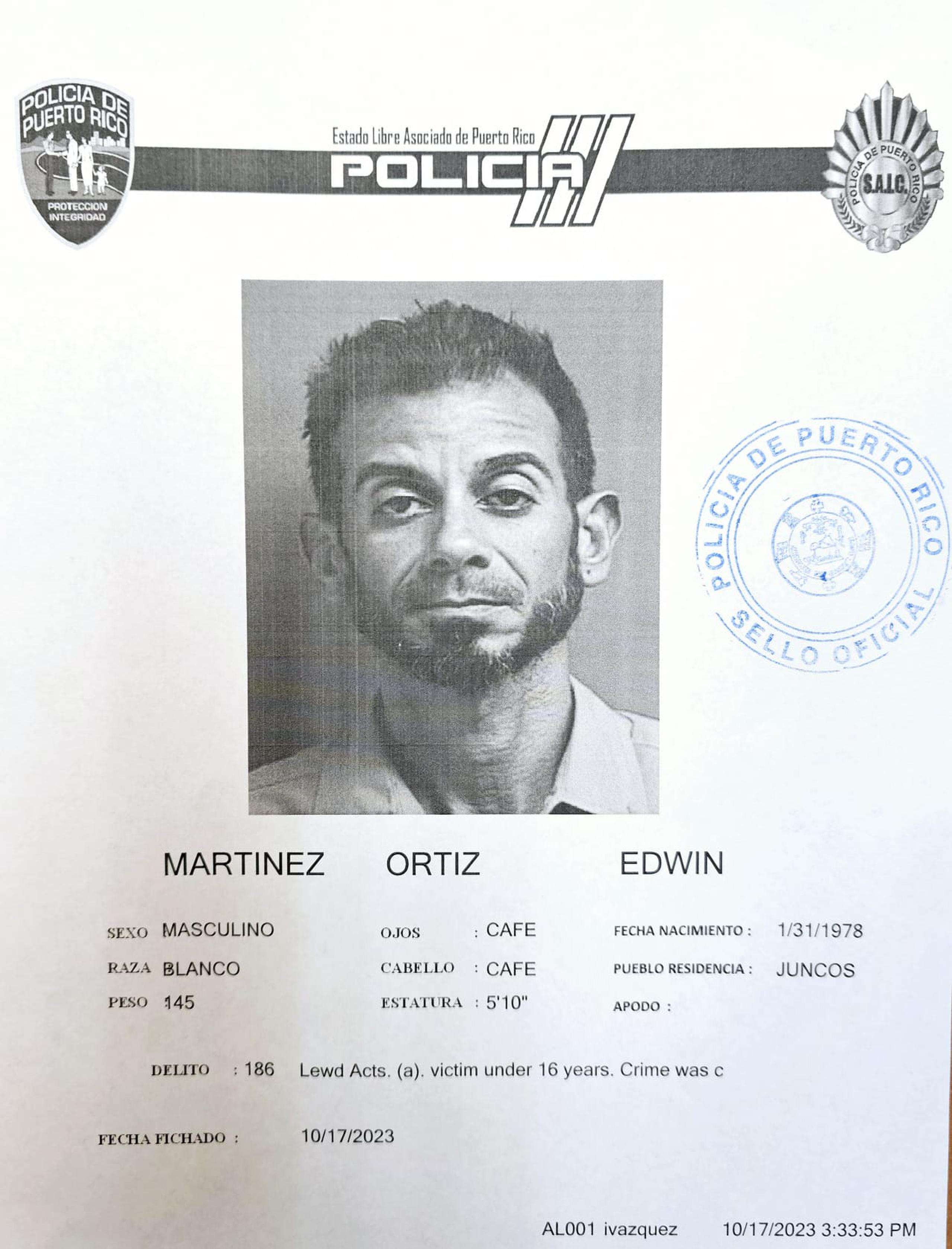 Edwin Martínez Ortiz enfrenta cargos por actos lascivos y maltrato de menores.