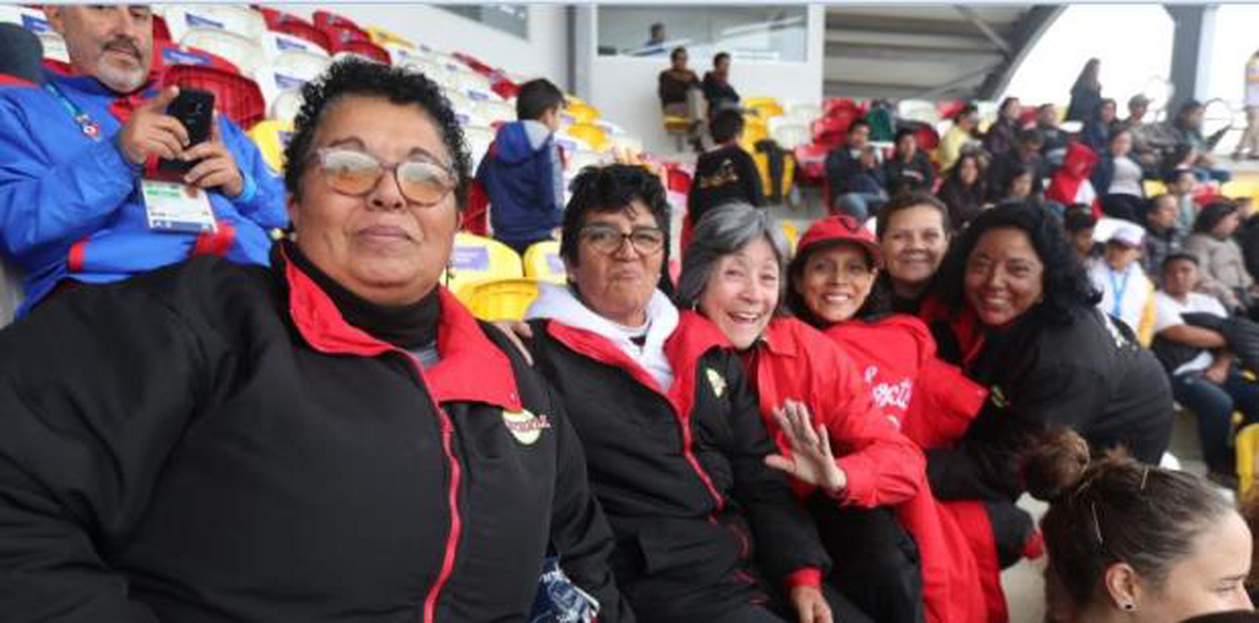 Las peruanas Marilú Torres (izquierda) y Rosa Ruiz (segunda desde la izquierda), acompañadas de varias amigas exjugadoras de sóftbol que visitaron a Puerto Rico hace 30 años. (juan.martinez@gfrmedia.com)