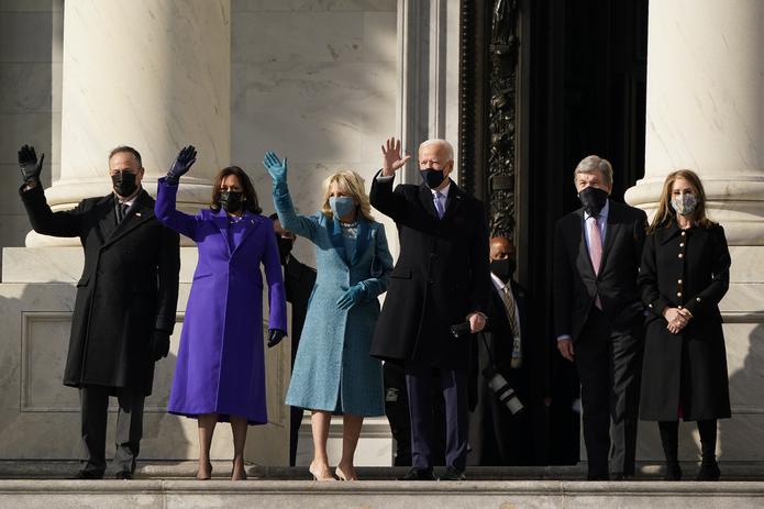 El presidente Biden con su esposa, la primera dama Jill Biden y la vice presidenta Kamala Harris y su esposo.