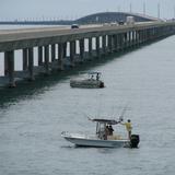 Rescatan a cubano aferrado al pilar de un puente en un cayo de Florida 