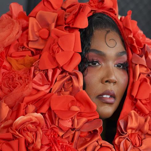 El glamour y la irreverencia se encuentran en la alfombra roja de los Grammy 2023