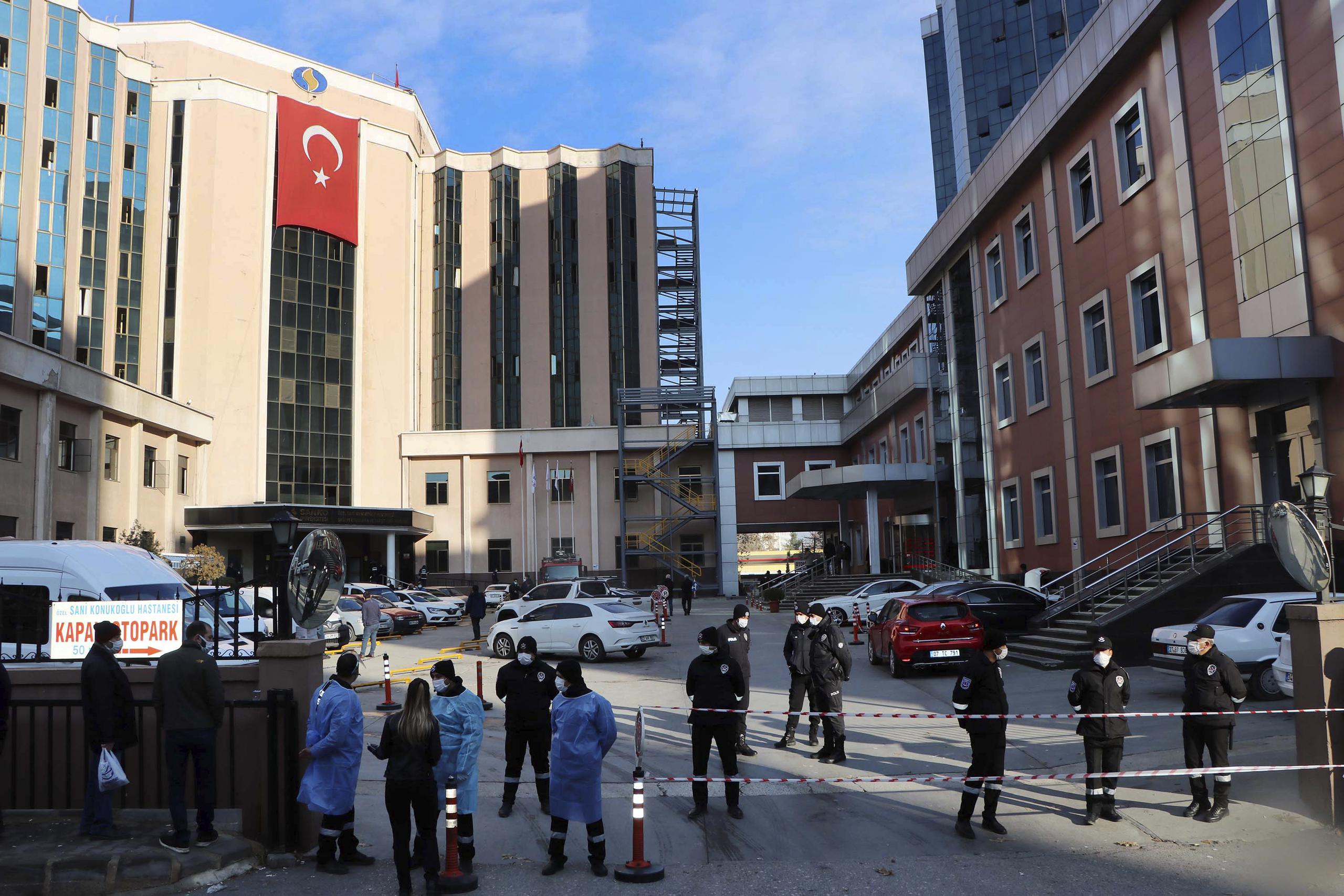 Policías y personal médico esperan a las afueras del Hospital de la Universidad Sanko al sur de Turquía, donde se investiga la explosión que mató a varios pacientes que eran tratados por COVID-19.