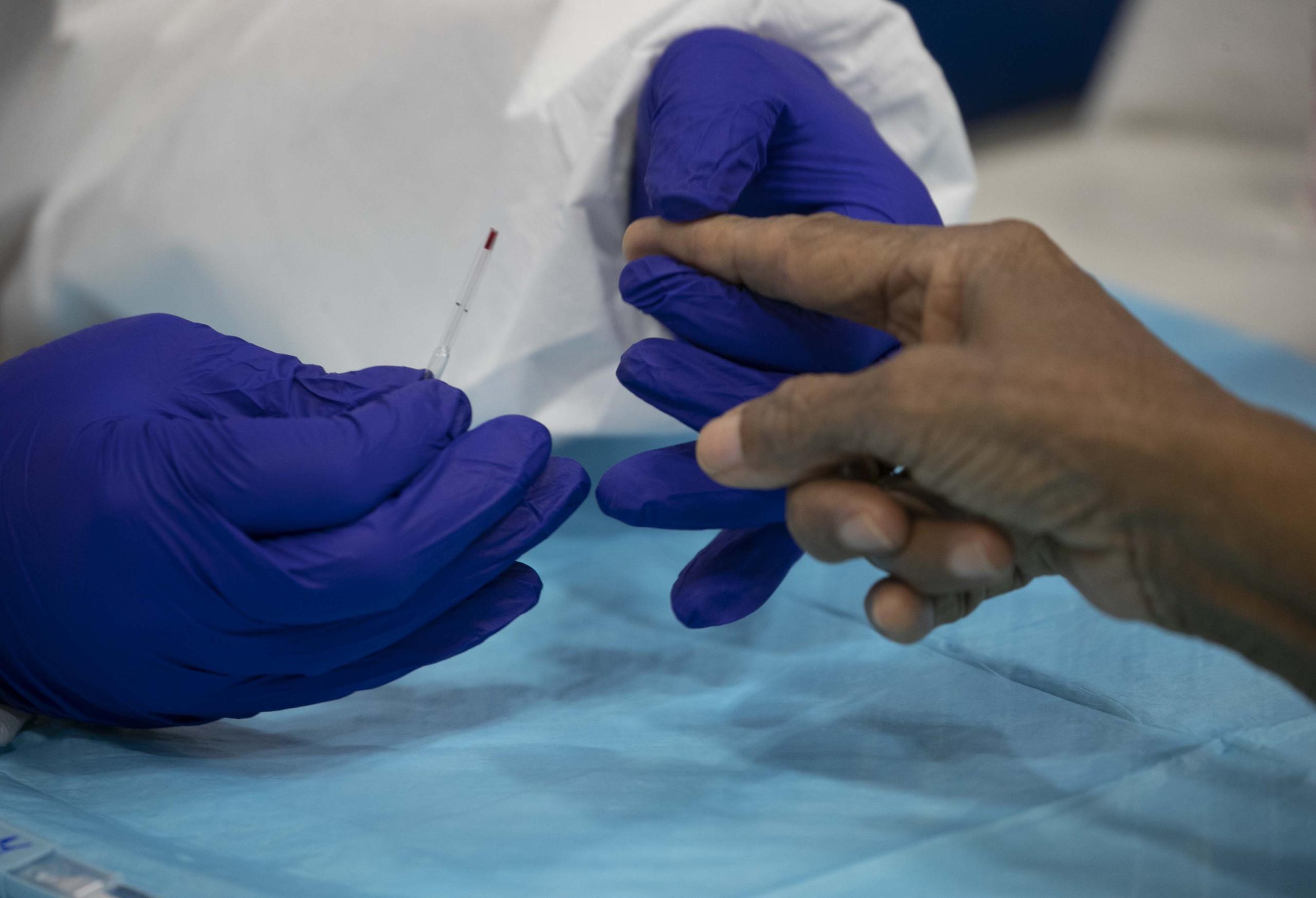 Momento en que una enfermera le toma una muestra de sangre a una persona para hacer la prueba de COVID-19. (GFR Media)