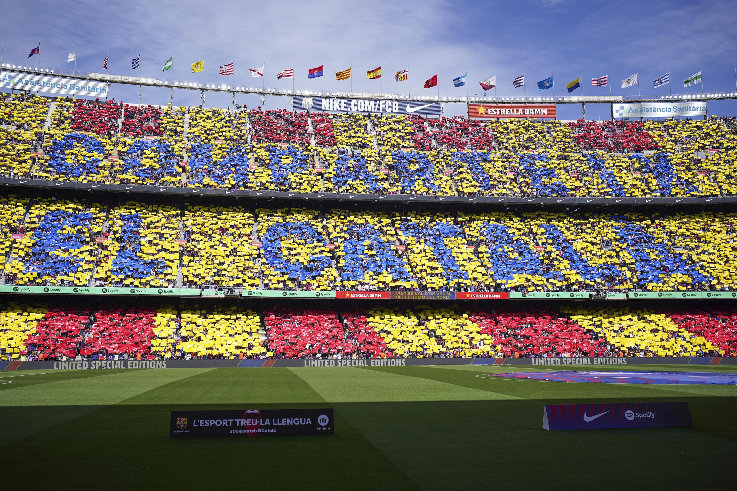 Los hinchas del Barcelona expresan un mensaje a favor del idioma catalán durante el partido contra el Atlético de Madrid, el domingo 23 de abril de 2023, en el estadio Camp Nou. (AP Foto/Joan Mateu)