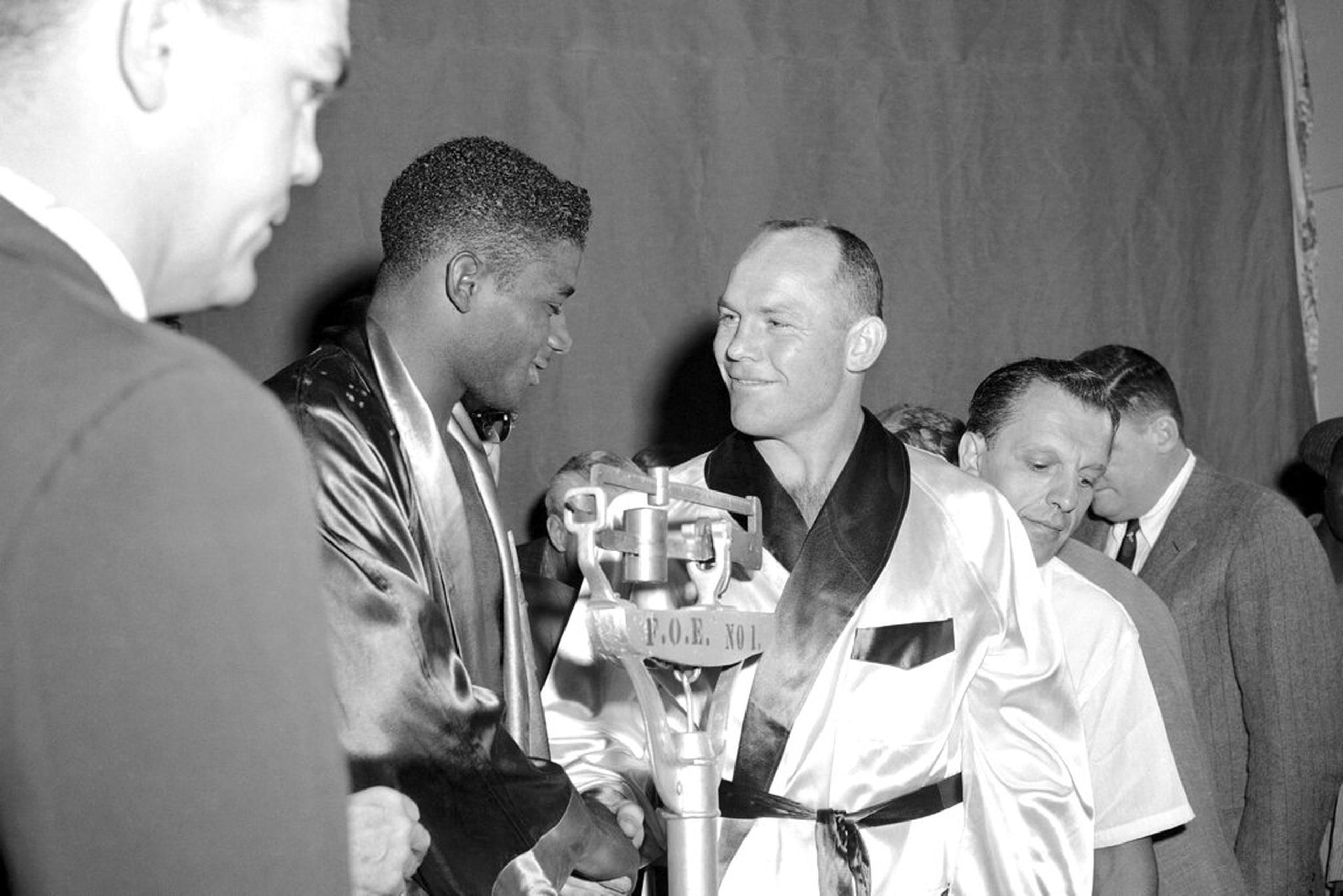 En esta foto del 22 de agosto de 1957, el campeón Floyd Patterson y el retador Pete Rademacher se estrechan la mano en la ceremonia de pesaje previa a su pelea por el título de los pesados en Seattle.