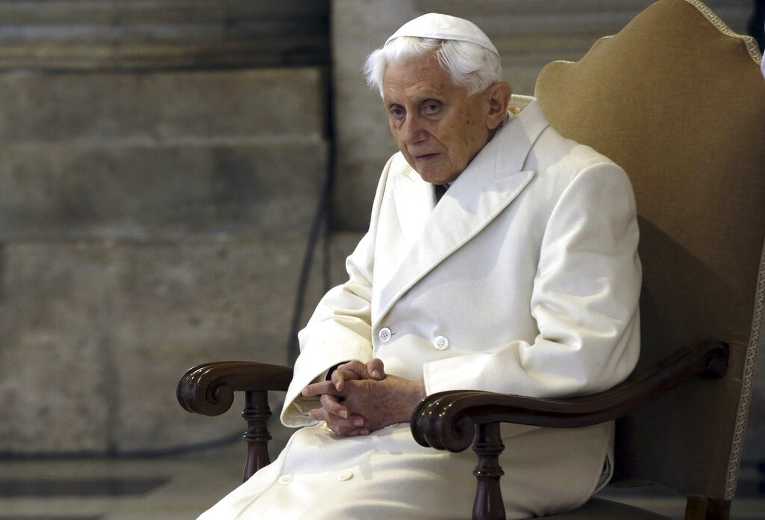 Benedicto XVI sentado en la basílica de San Pedro durante una ceremonia para celebrar el inicio del año litúrgico el 8 de diciembre de 2015.