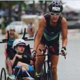 Conmueve el mundo al competir en triatlón llevando a su hija con discapacidad
