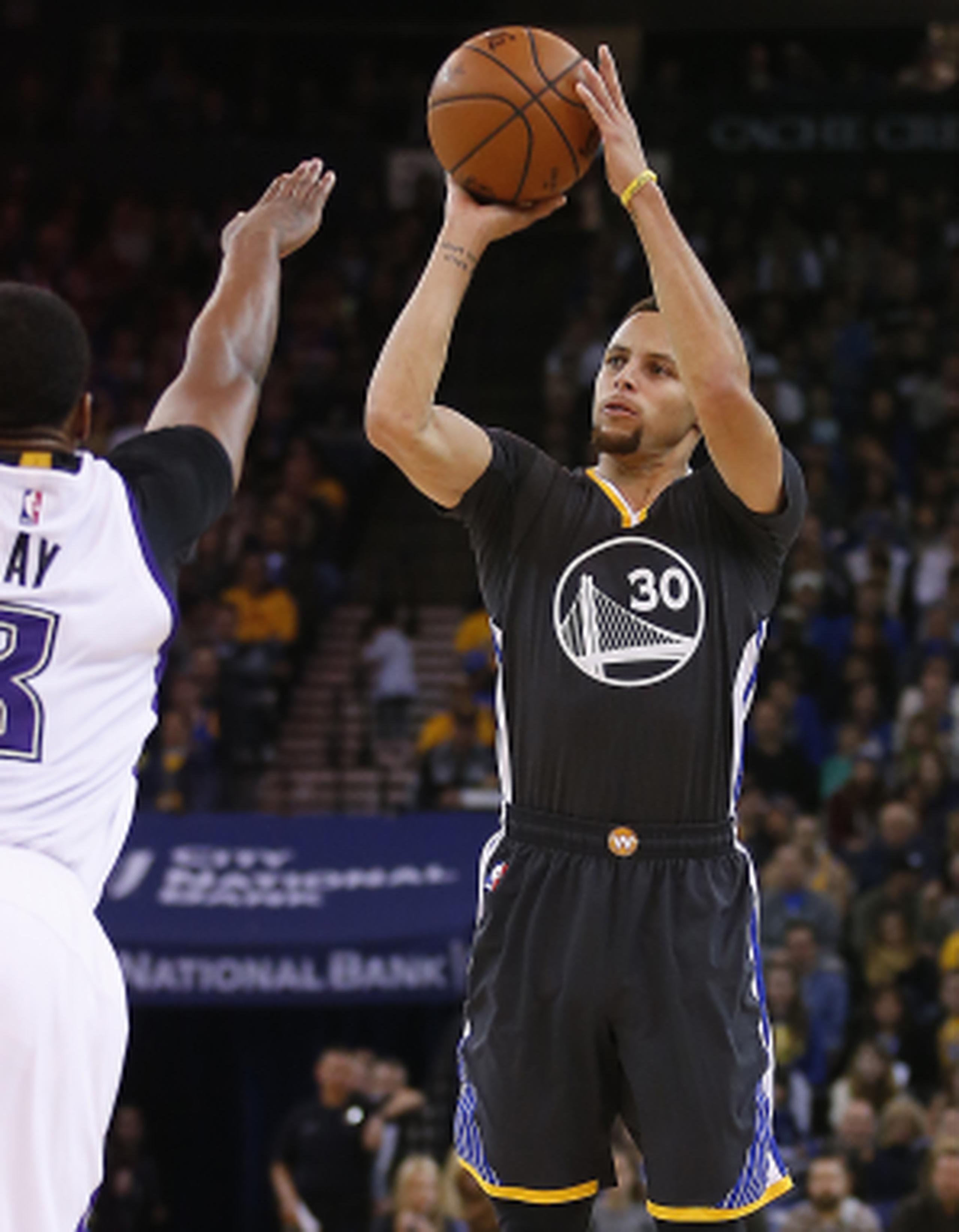 Stephen Curry y los Warriors de Golden State buscarán seguir con su racha ganadora el lunes cuando visiten al Jazz de Utah. (AP)
