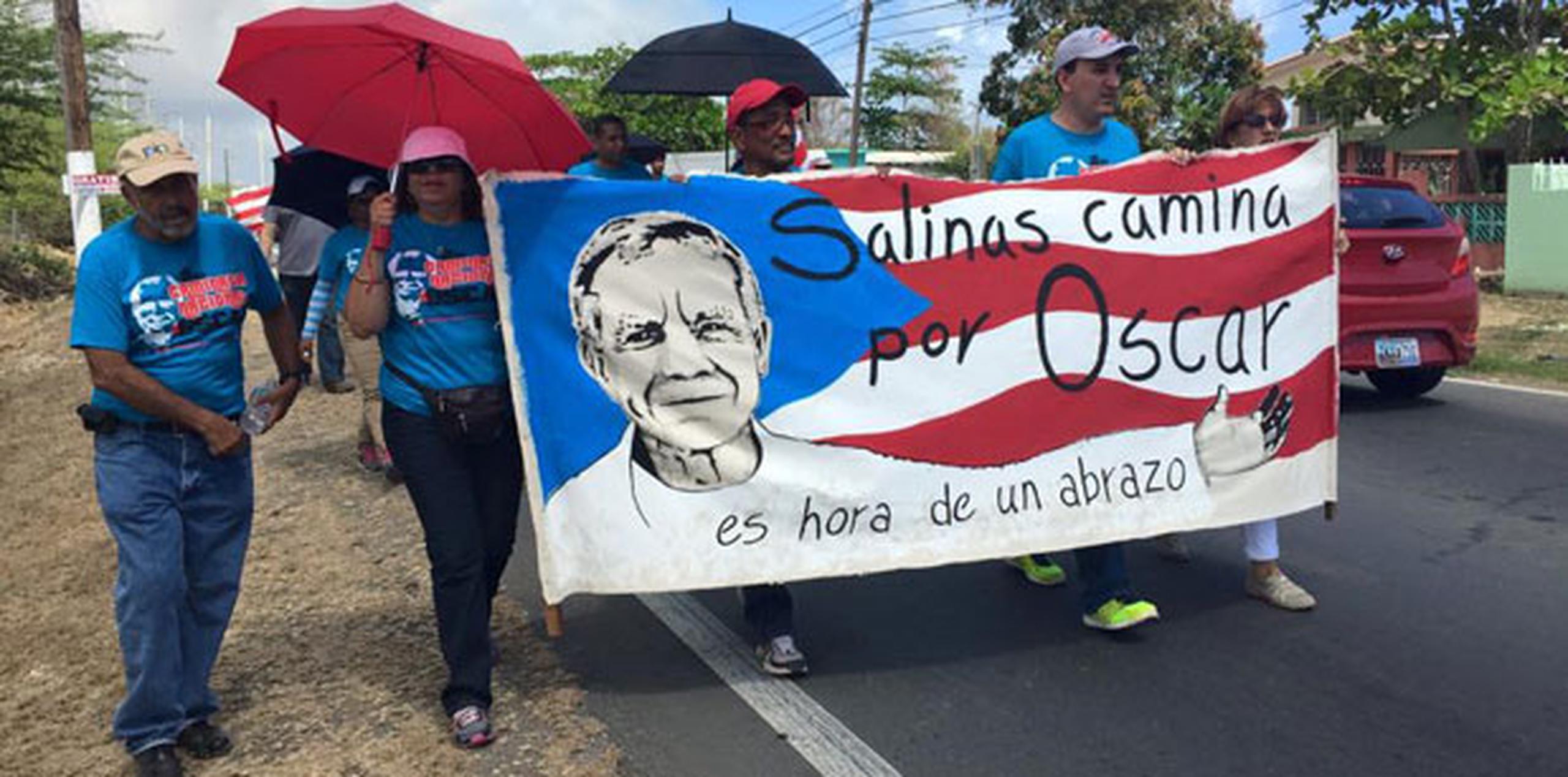 Los caminantes salieron hoy desde la plaza de recreo de Guayama, y continuaron hacia la escuela El Coquí de Salinas. (Facebook/33 en 33 x Oscar)

