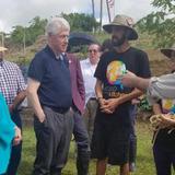 Bill y Hillary Clinton visitan finca en Las Piedras