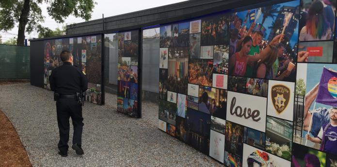 Pulse ahora consta de amplios jardines, una pared con los nombres de las 49 víctimas grabados, y un muro para dejar ofrendas y flores. (Orlando Police Department)