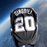 Camisa de Manu Ginóbili llega al espacio como modo de celebrar su ingreso al Salón de la Fama